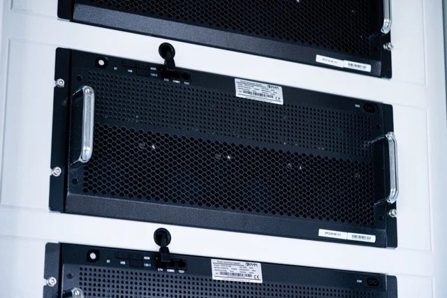 Server- eller maskinvareutstyr i et datasenter eller serverrom.