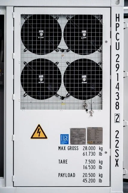 Elektrisk skap med fire vifter, advarselsskilt og teknisk informasjon