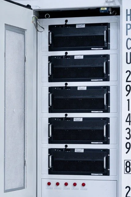 Serverrack med fem svarte servere installert.