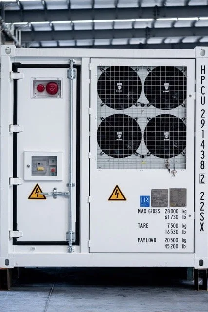 Energimodul med vifter, kontrollpanel, advarselskilt, og tekniske spesifikasjoner.