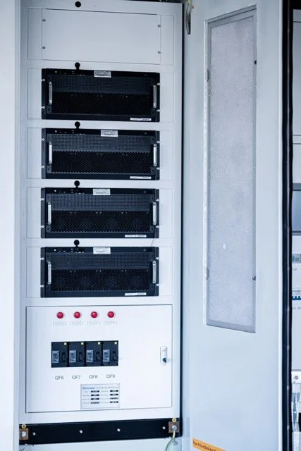 Elektrokabinett med fire rack-energiutstyr og sikringsbrytere