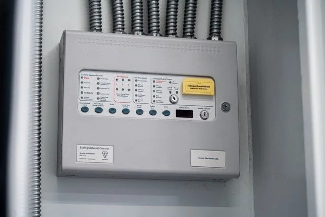 Elektrisk kontrollboks montert på vegg