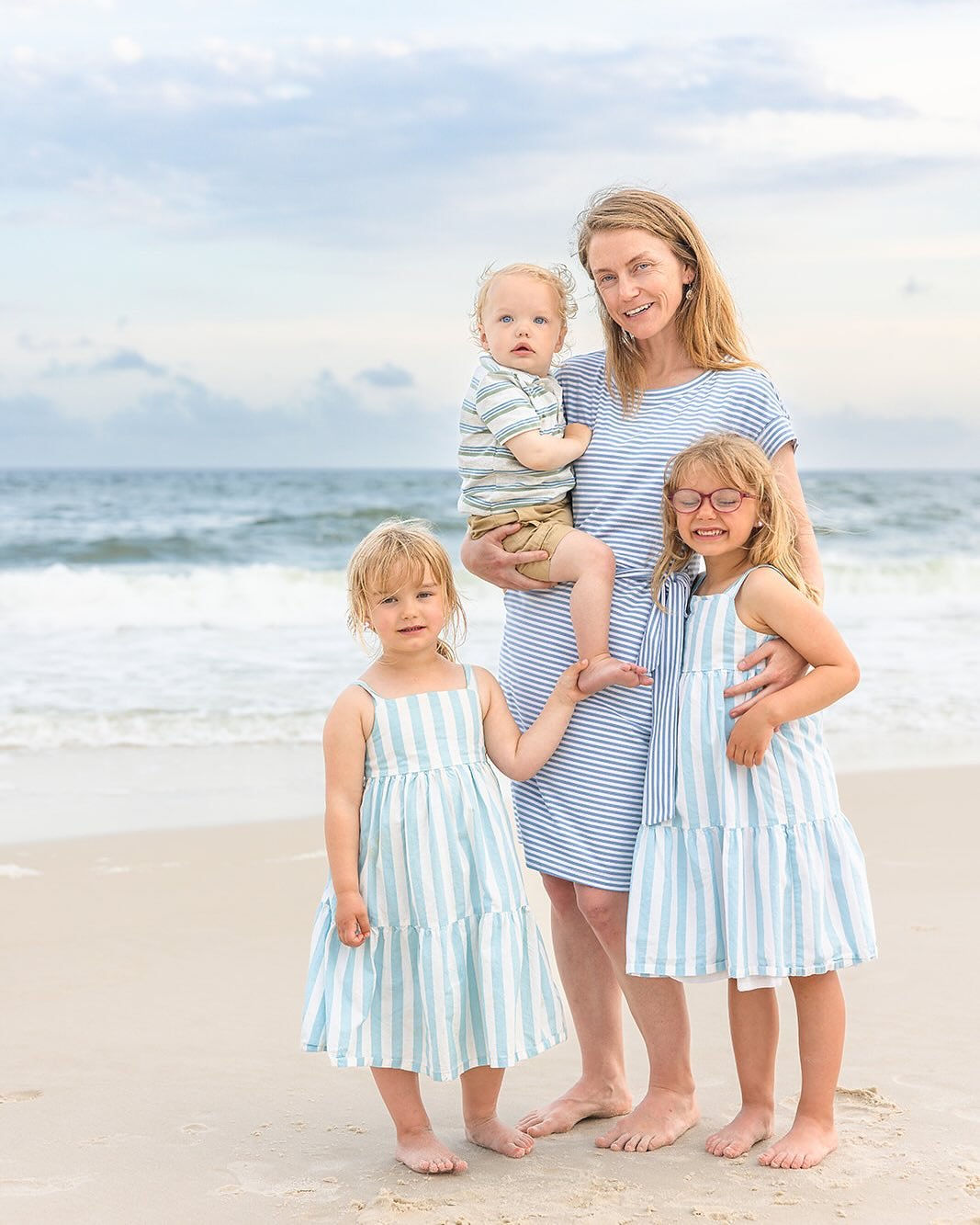 Such a sweet family! I hope you booked your family beach session for Mother&rsquo;s Day! It is the perfect gift🤍🤍

#gulfshores #gulfshoresphotographer #orangebeachphotographer #pensacolaphotographer #beautifulphoto #beachphotoshoot #beachfamilyphot