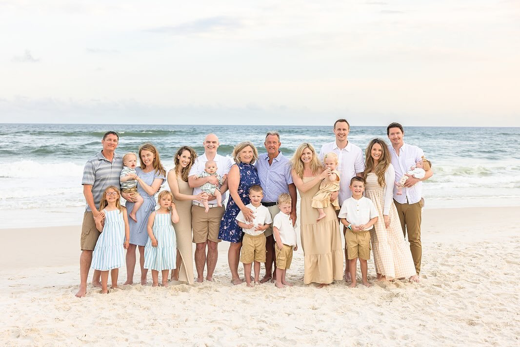 Large families just make me happy! I love seeing large families having fun and vacationing together! 

Don&rsquo;t forget to book your beach session to remember this special time together ! 

#gulfshores #gulfshoresphotographer #orangebeachphotograph