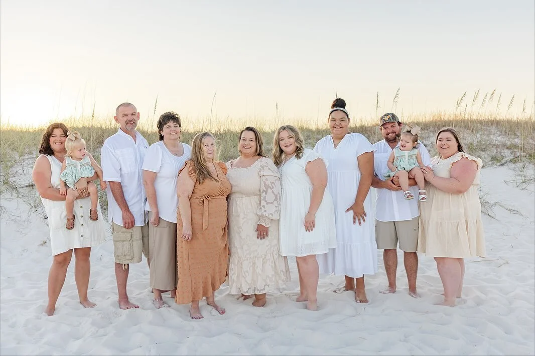 Does your family gather at the beach for the holidays? It&rsquo;s the perfect time for those large extended family pictures! 

#gulfshores #gulfshoresphotographer #orangebeachphotographer #pensacolaphotographer #beautifulphoto #beachphotoshoot #beach