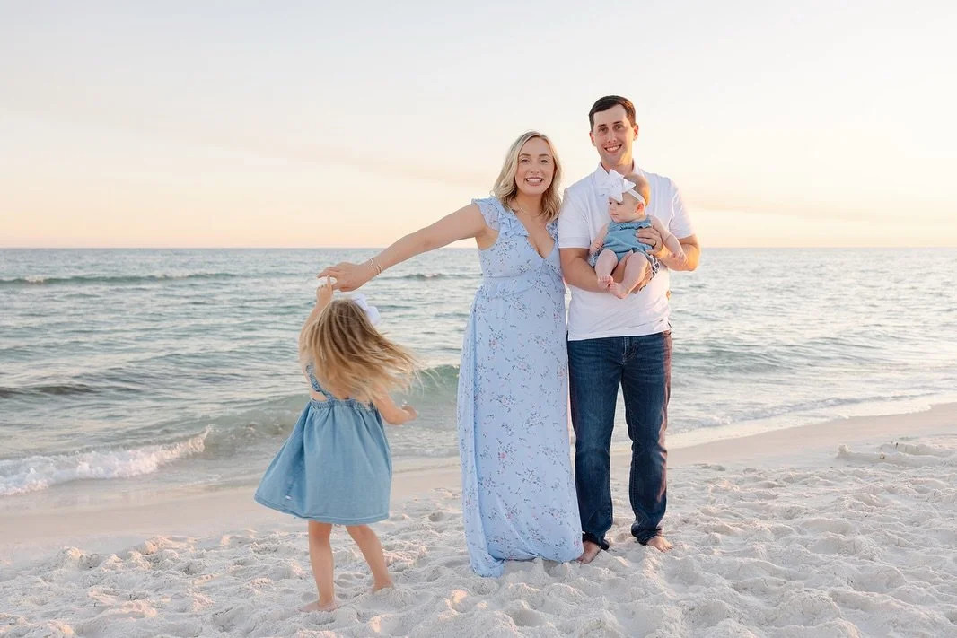 Vacations come and go &mdash; photos last🤍
Let&rsquo;s document yours🌊

Booking for spring and summer now. Sunset sessions fill up fast! 

#orangebeachalabama #orangebeachphotographer #gulfshoresphotographer #gulfshores #gulfcoastphotographer