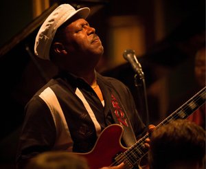 SaRon Crenshaw Acoustic at TERRA BLUES