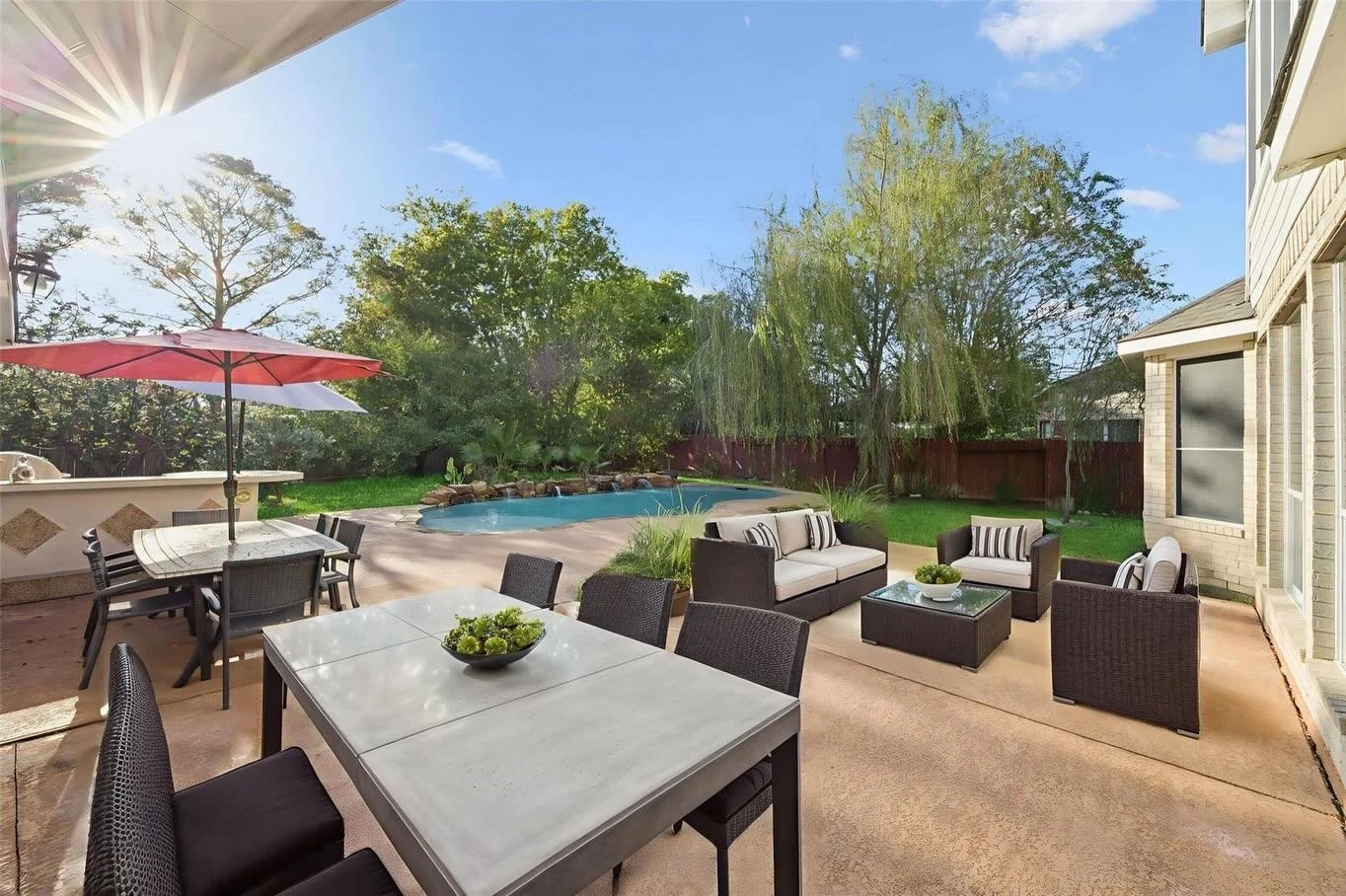Spring in Katy means outdoor living, and 1906 Blue Water Bay Drive delivers.

This home is the perfect space for sunny afternoons by the pool, weekend barbecues under the covered patio, and warm spring evenings. Just minutes from resort-style ameniti