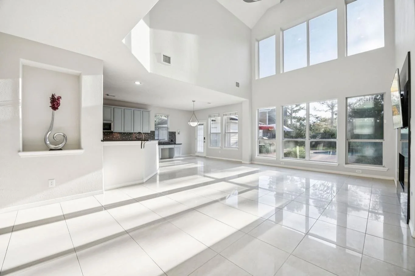 ☀️ Light, space, and thoughtful design.

The interior of 1906 Blue Water Bay Drive was designed to feel open, bright, and inviting. A dramatic two-story living room features a stunning wall of windows that fills the space with natural light and highl