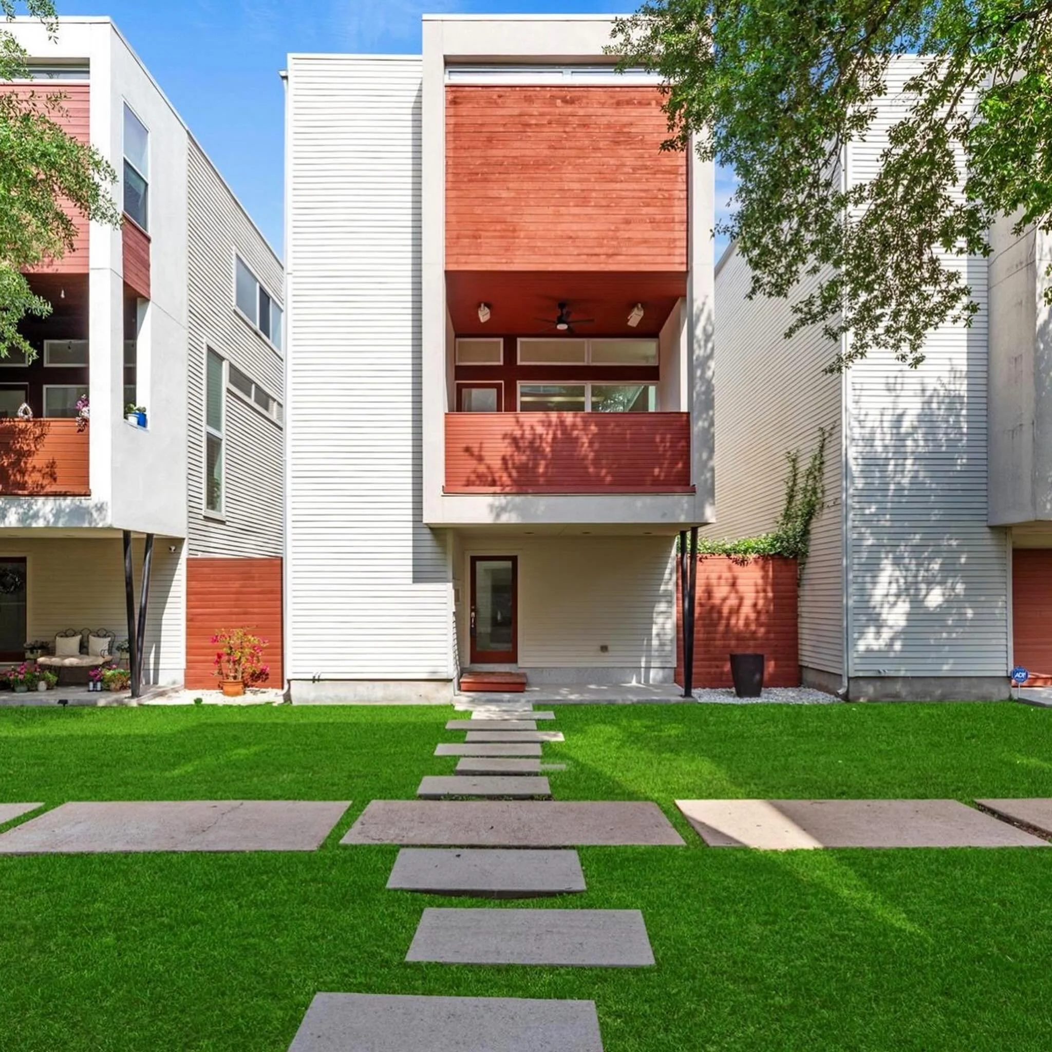 Experience contemporary living in this striking three-story home in the Heights, tucked inside the tranquil, controlled-access community of Trinity Crossing.

Enjoy seamless access to I-10, 290 &amp; 610, Memorial Park, and Houston&rsquo;s best dinin