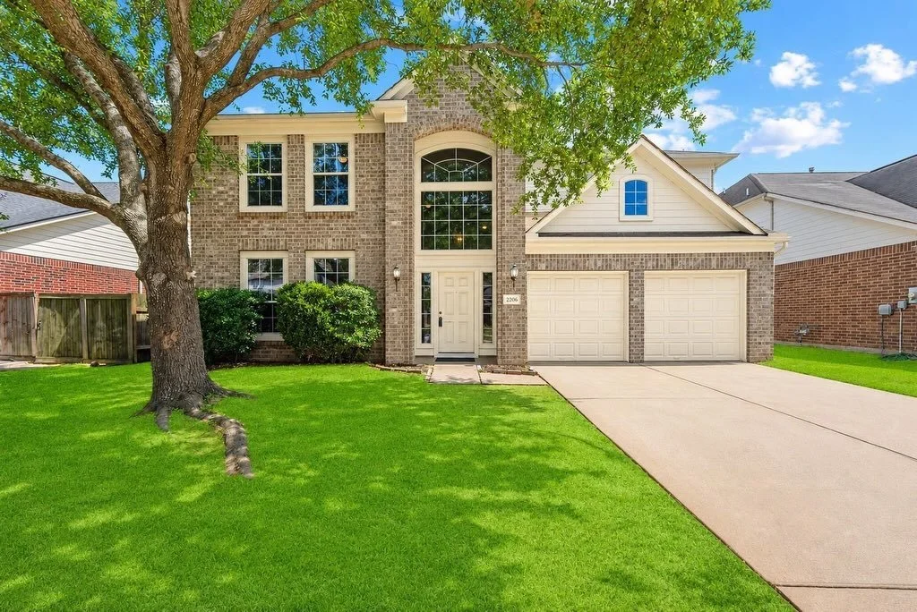 Modern comfort meets space to grow in Katy. 🌿✨

Welcome to this beautifully updated home tucked away on a quiet cul-de-sac in Williamsburg Parish, offering over 3,000 sq ft of flexible living designed for real life and entertaining.

Enjoy multiple 