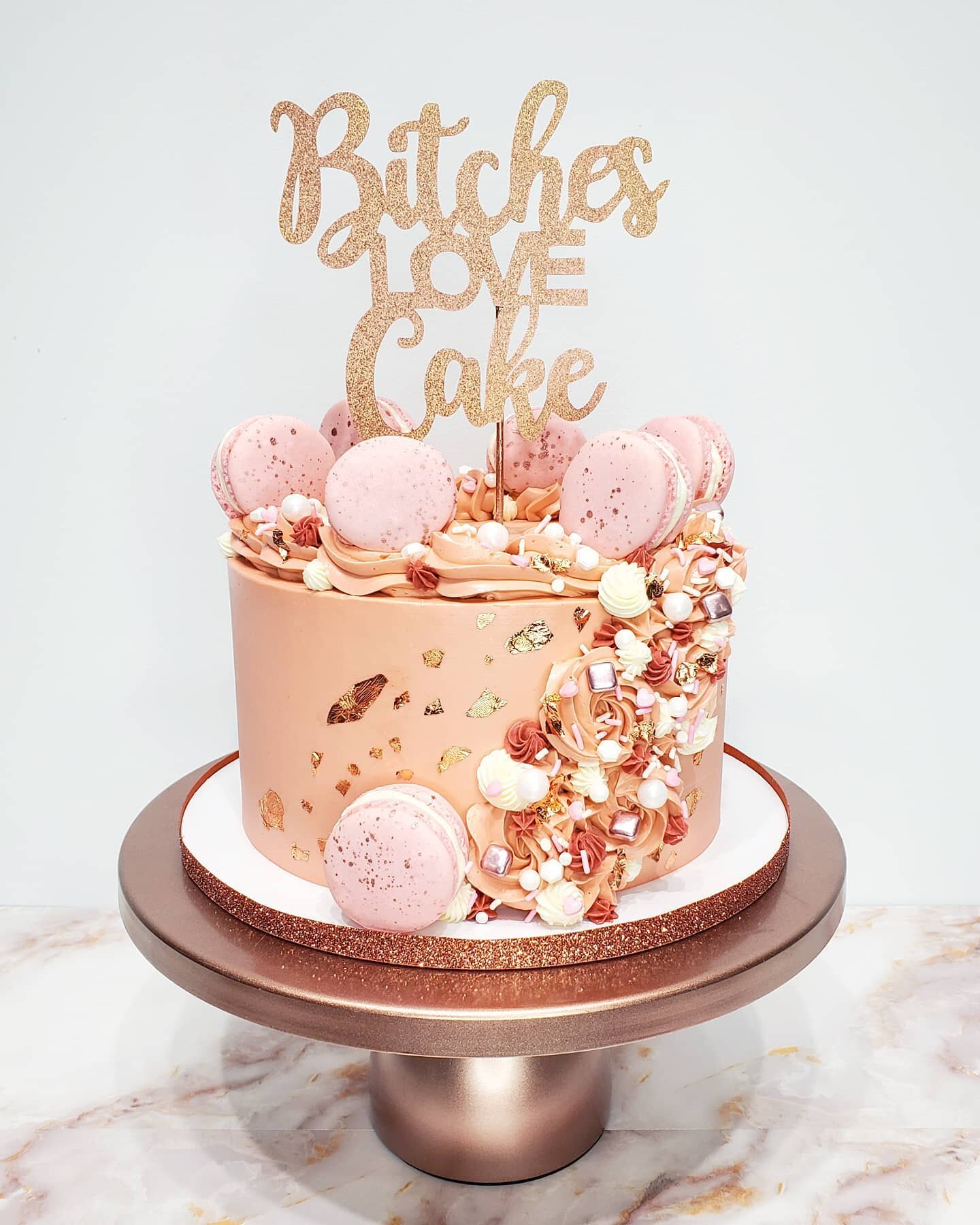 I mean, but don't they? #macaron #macaronstagram #macarons #macaronsoncake #birthdaycakes #birthdaycake #birthday #birthdays #rosegold #rosegoldcake #bitcheslovecake #uniquecake #uniquecakes #customcake #customcakes #rosegoldcakes #caketopper #cakest