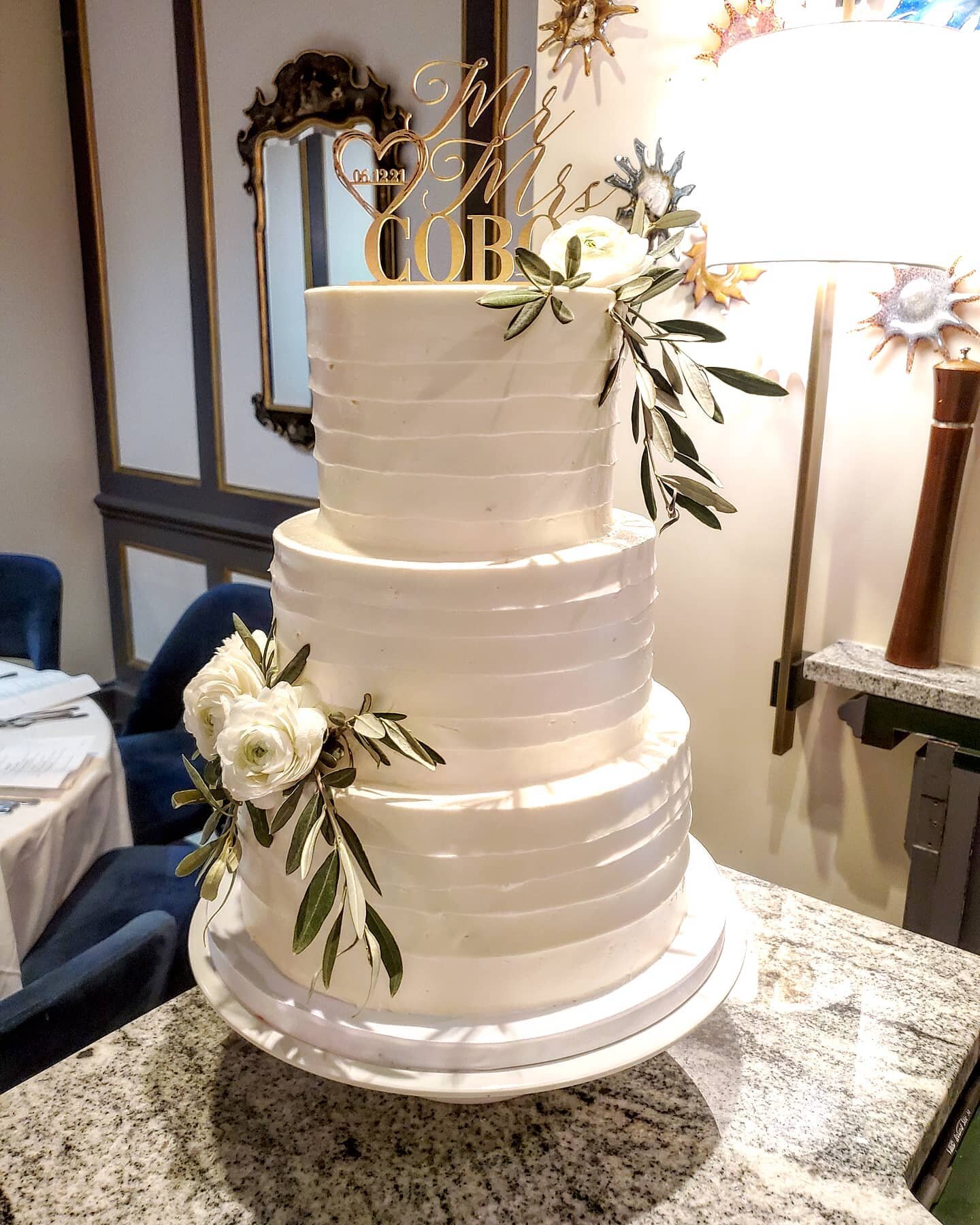 Next stop @parizade for buttercream texture and florals @englishgardenraleigh. #buttercreamcakes #buttercream #buttercreamcake #weddingcake #wedding #weddings #weddingcakes #cake #cakes #simplecake #cakefloral #cakeflorals #flowers #floral #cakeflowe