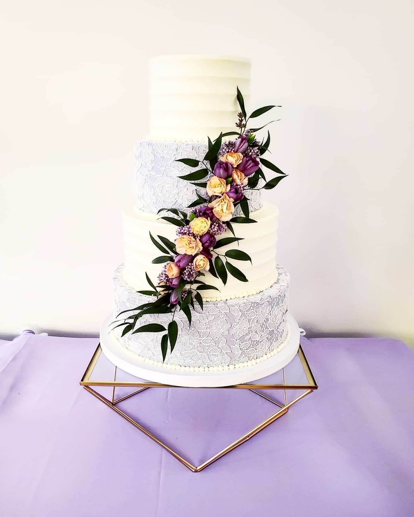 We got this new BEAUTIFUL stand! How do you feel about the gold geometric? #cakelace #sugarveil #purplecake #purplewedding #purpleweddingcake #💜 #cake #cakes #wedding #weddingcake #weddingcakes #weddings #weddingcakeflowers #uniquecakes #uniquecake 