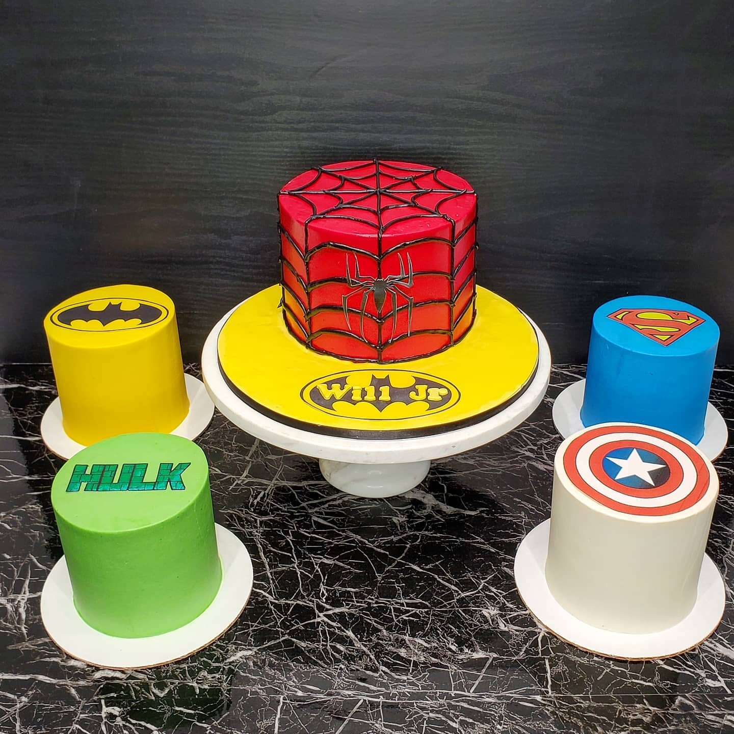 Why pick one superhero when you can have 5! 🦸&zwj;♂️🦹&zwj;♂️🦸&zwj;♀️🦹&zwj;♀️#superhero #superherocake #superherocakes #batman #superman #spiderman #hulk #captainamerica #dc #marvel #dccomics #marvelcomics #comicbooks #supermancake #spidermancake 