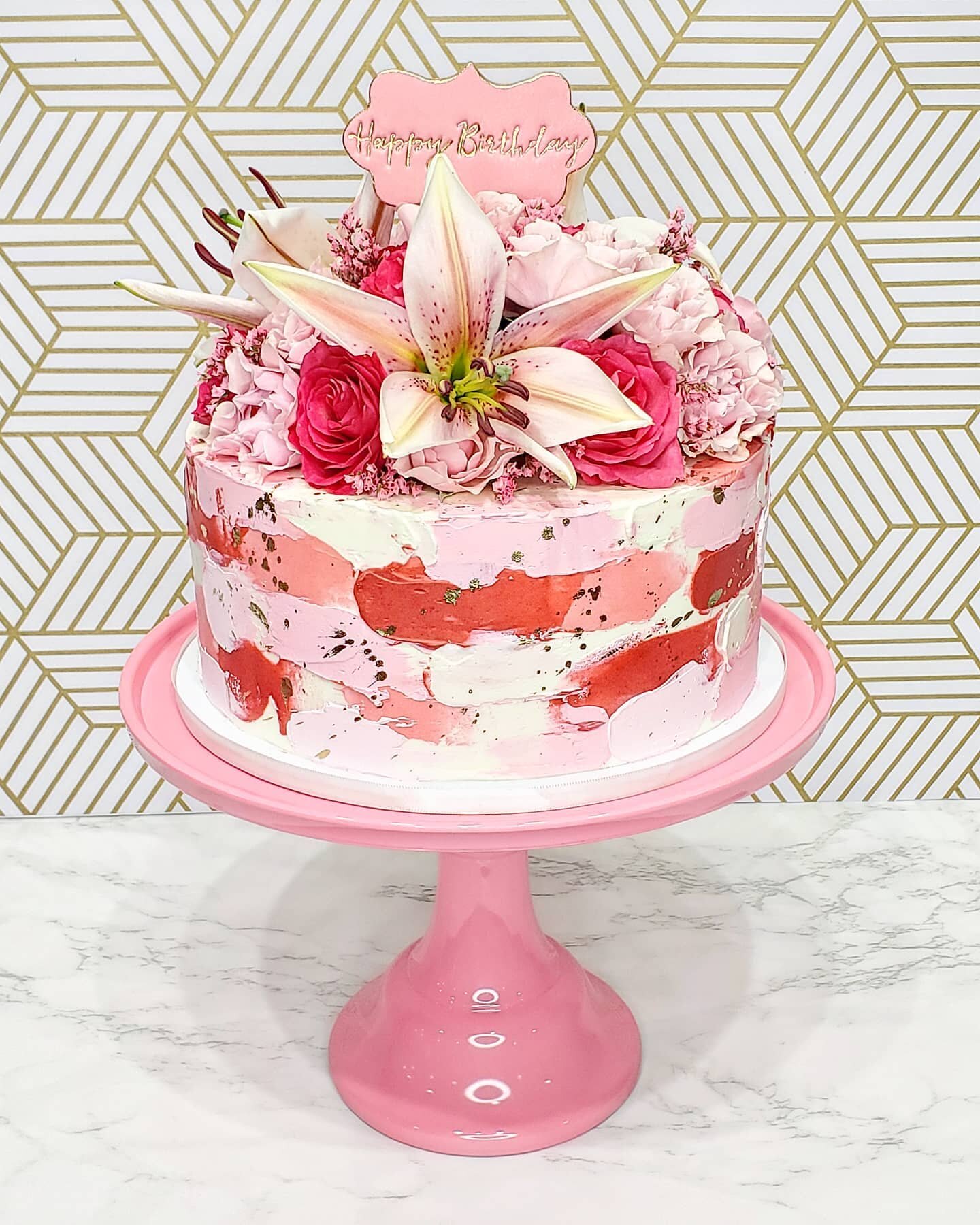 Pretty in pink 💕🌸 #pink #pinkcake #pinkcakes #prettyinpink #floralcake #flowers #florals #flowercake #goldsplatter #goldandpink #pinkandgold #goldcake #cake #cakes #birthdaycake #birthdaycakes #uniquecake #uniquecakes #customcakes #customcake #cake