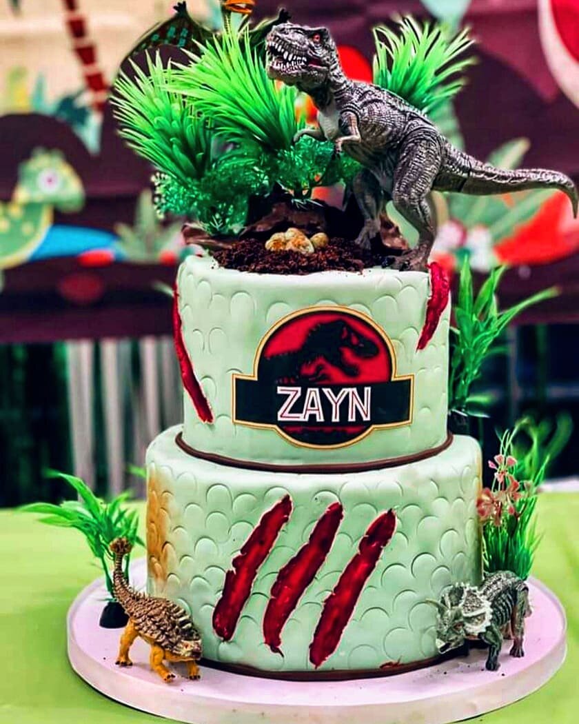 This little guy was staring at my every move while I set up this dinosaur cake. He was just so excited! Especially about the toys! Happy Third Birthday Zayn!! 🦖🦕 #jurassicpark #jurassicparkcake #dinosaur #dinosaurs #dinosaurcake #dinosaurcakes #bir