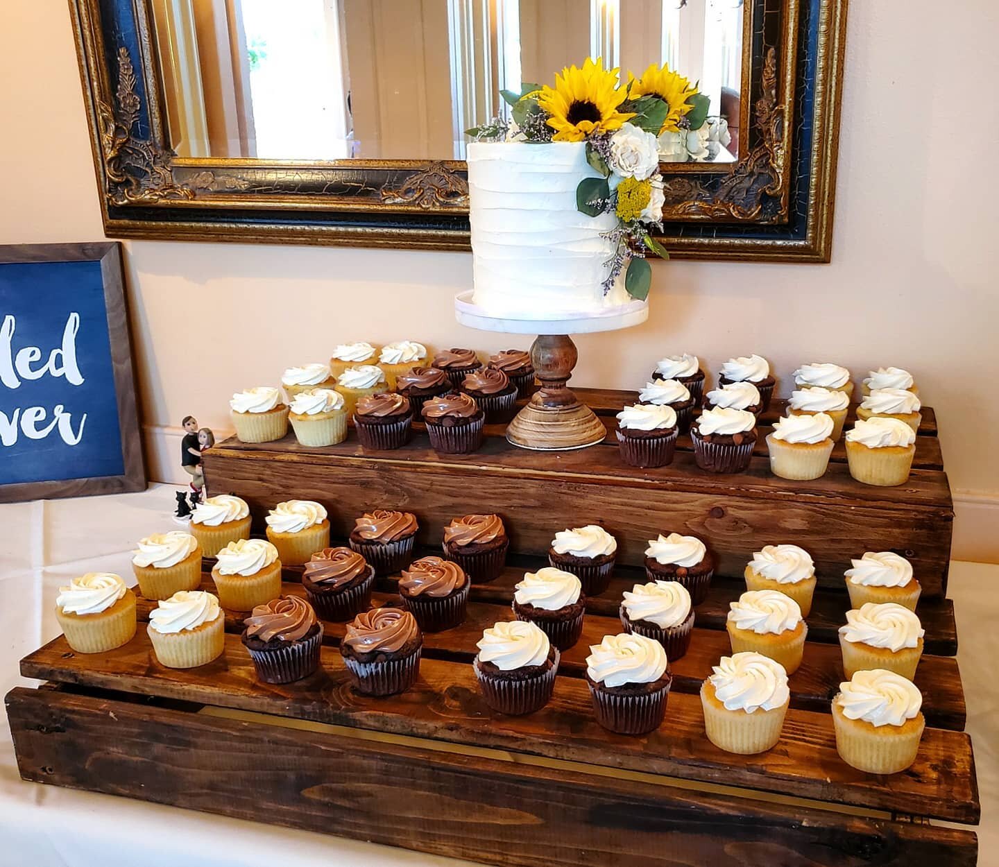 Thinking about individual desserts with a cutting cake? We offer cupcakes as well as a wide array of other desserts as well 🧁  #cupcakes #cupcake #cupcakesofinstagram #cupcakewedding #wedding #weddings #cuttingcake #weddingcupcakes #dessertbar #smal