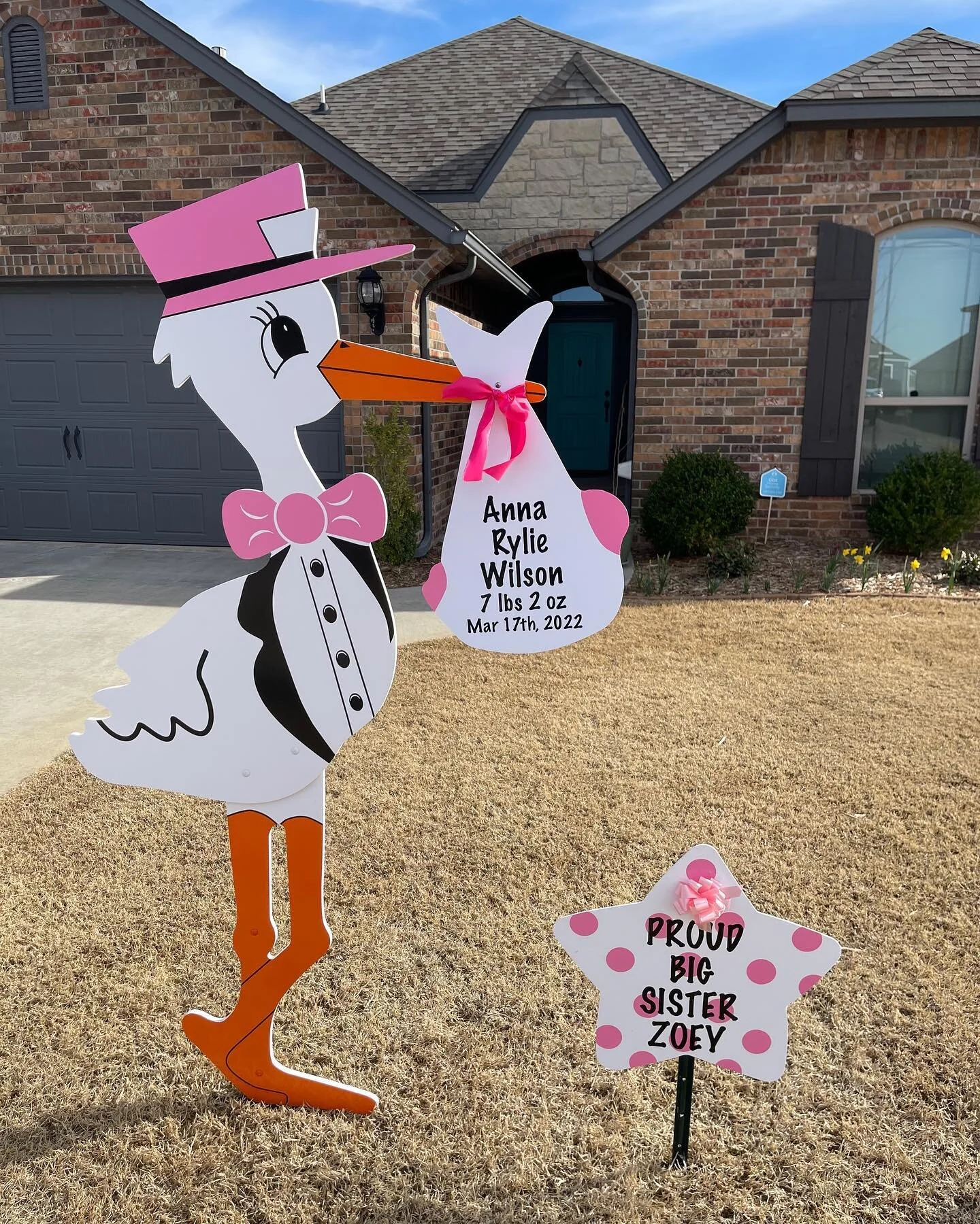Welcome home Anna Rylie! 💕 Neighbors surprised this sweet family with a stork! #normanstorks