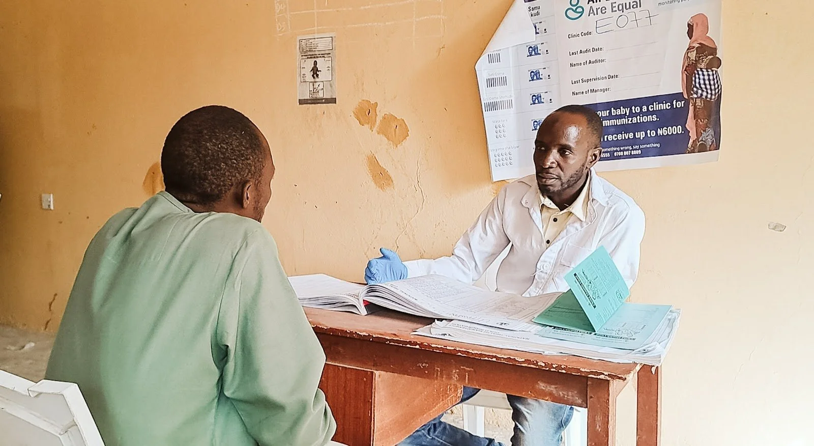 Aminu, a routine immunization provider, explains the purpose of New Incentives’ cash transfers to Samawilu.jpeg