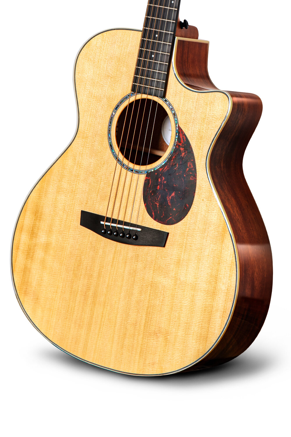 Solid Sitka Spruce top - Its tough and hard texture, strong and durable, excellent dynamic performance, bright sound, solid and powerful, and can be calmly dealt with in a variety of playing styles. It can withstand greater string tension and have a longer life.Q1M uses selected A-grade Sitka spruce top