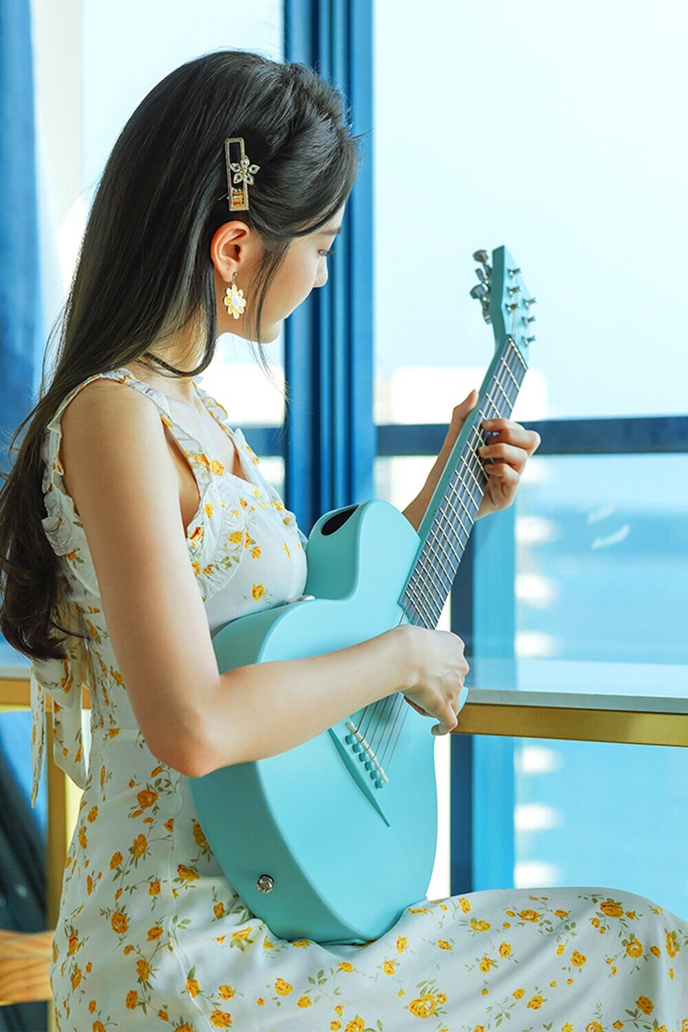 Light weighted and convenient! - With advanced acoustic carbon fiber technology, the NOVA GO is only 33 inches in length, 88mm at its thickest point, and the weight is 1.8 KG. it is the lightest acoustic guitar that Enya has ever designed.88mm, 33 inches, 1.8 kg