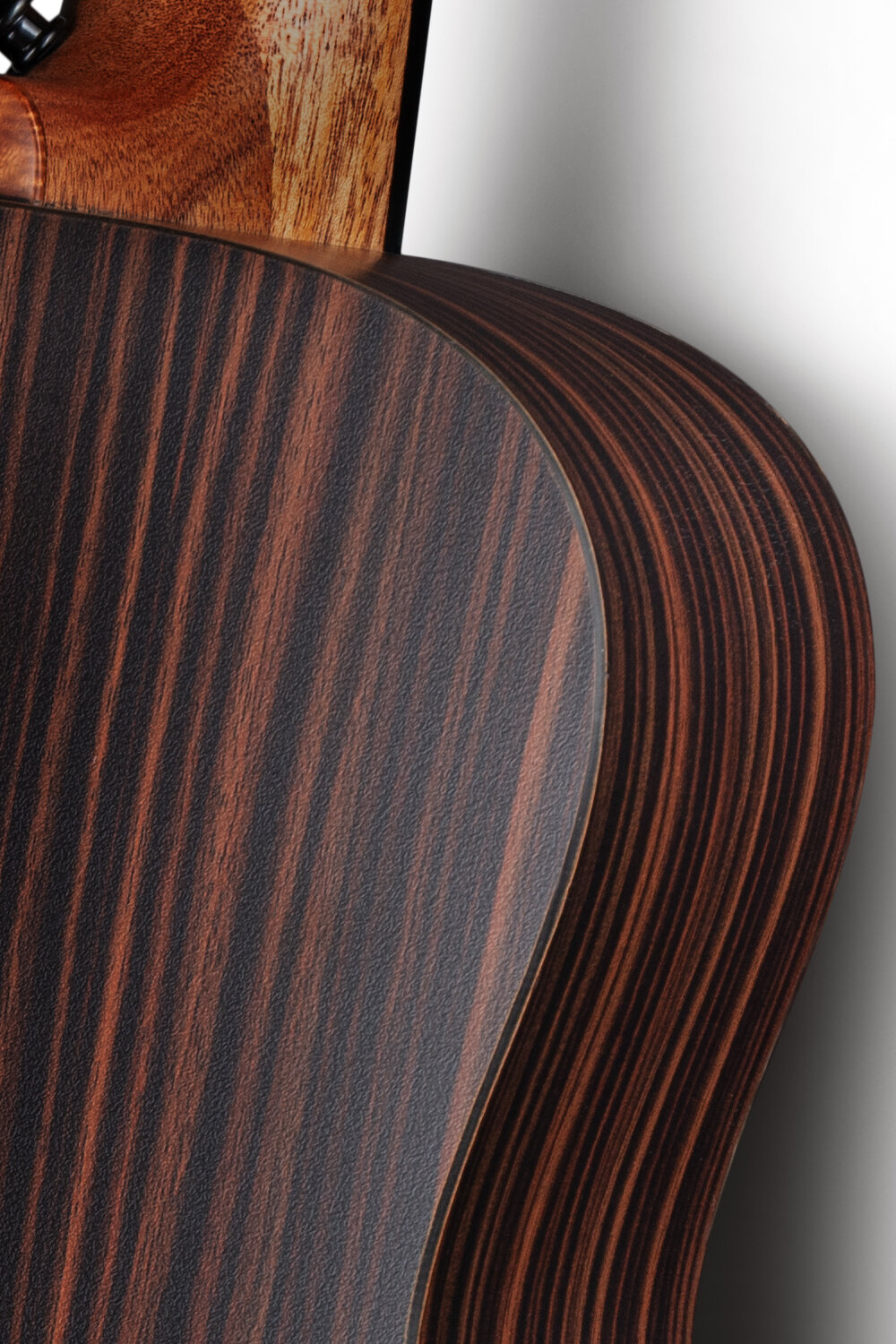 HPL back and sides - X1 Pro uses the newly developed rosewood HPL back and sides, which look lovely, and X1 PRO uses the over 10-year-old air dried plateau spruce top!Making the X1 Pro's sound more distinctive!
