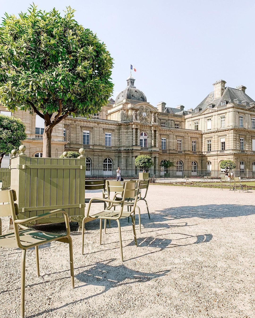 Emily Taubert on Instagram_ “Weekend picnics in le jardin, enjoying this perfect summer sun #jardin #jardinduluxembourg #luxembourgpalace #paris #saintgermain…”.jpeg