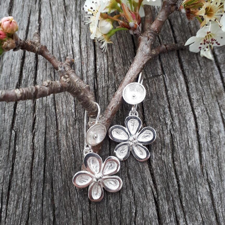 A pair of sterling silver floral earrings for early Spring.
#sabinebridaljewellery