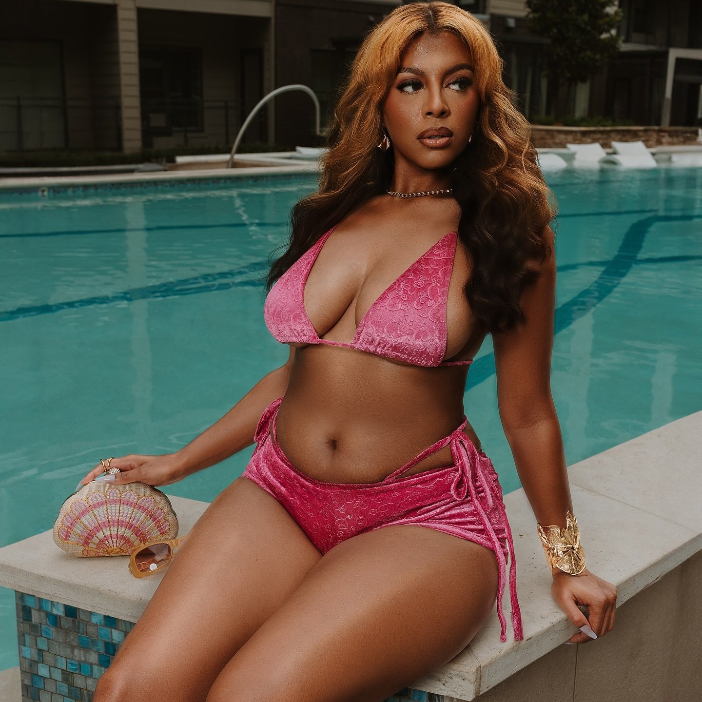 The perfect 3 piece set for your next vacation🤤💘 handmade VELVET KINIS available now on osaofficial.com!

Katrina is wearing a large top and bottom &mdash;

#summer #vacation #vacay #ootd #travel #pink #fashion