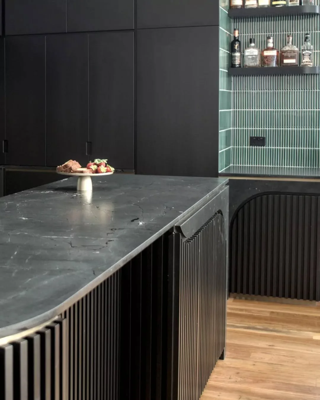 Designed with everyday routines in mind, the kitchen layout was carefully planned to create an intuitive sequence between the sink, dishwasher, and bin. Functional decisions are paired with expressive detailing, introducing character through bold acc