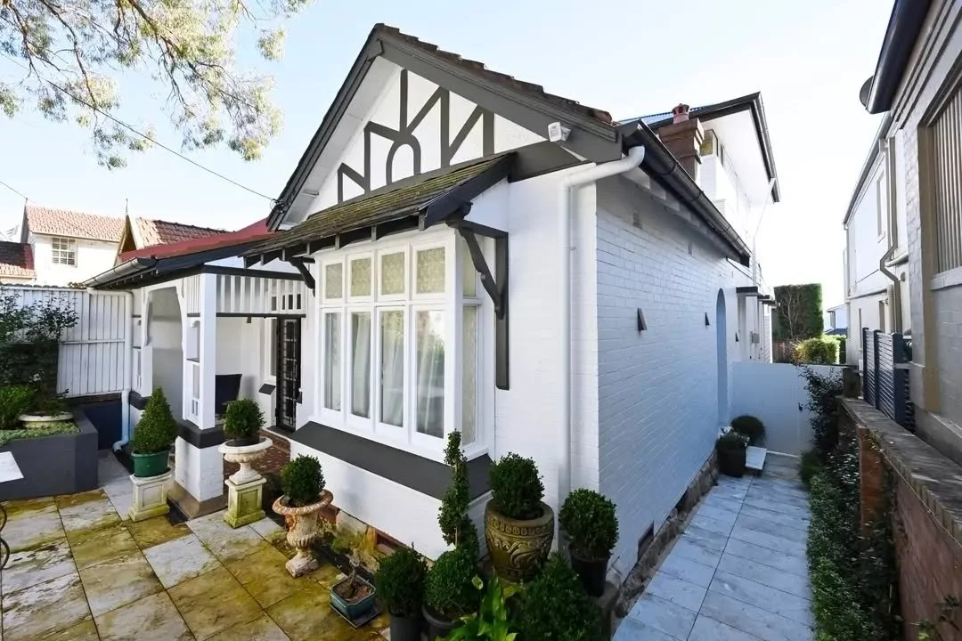 Retaining the original character of the existing Federation house, 87MH carefully renews the home through a considered reworking of the residence and surrounding entry spaces.

Designed as a downsize for a single occupant, the brief focused on creati