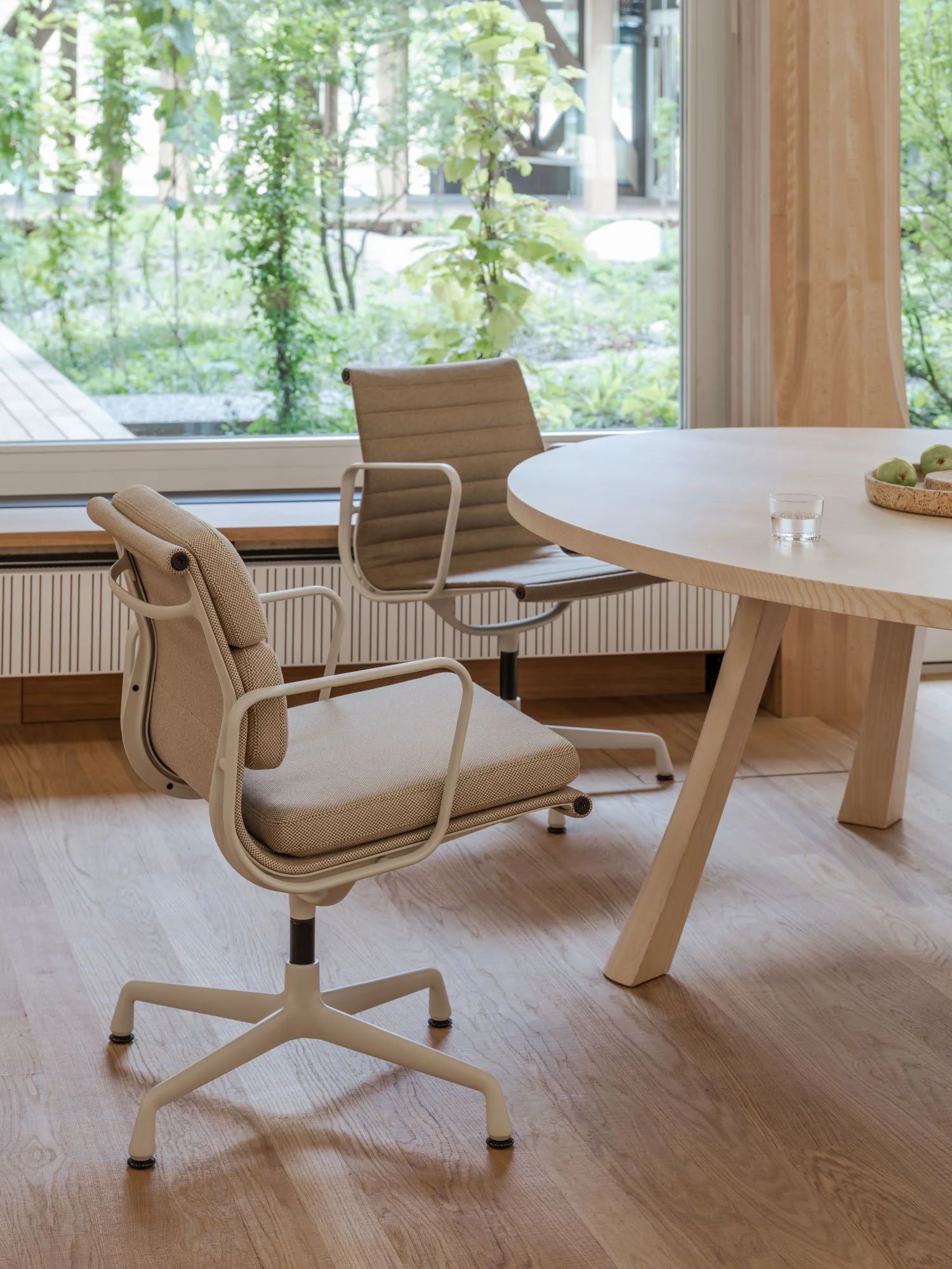 Im radikal nachhaltigen Büroneubau «Hortus» von Herzog & de Meuron werden die Updates des Alu Chairs fotografiert. Neue Alu Chairs an Tisch vor Fenster mit grünem Innenhof