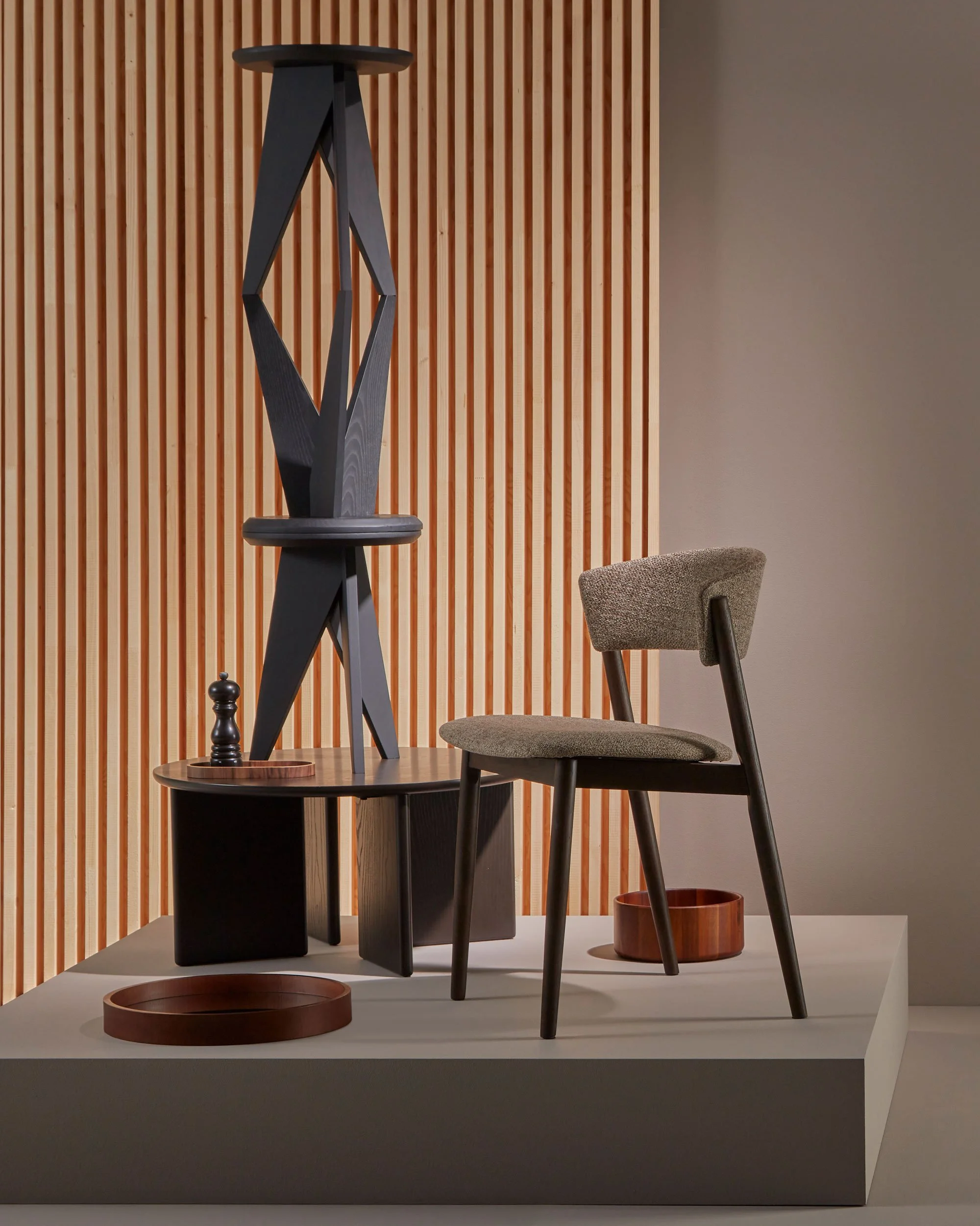 Die jeweiligen Trendthemen wurden in einer abstrakten Darstellung auf einem Podium präsentiert, gestapelt, gehängt. Ein passender Hintergrund in Farbe oder Material reagierte auf das jeweilige Produkt. Thema Holz: dunkle Holzprodukte