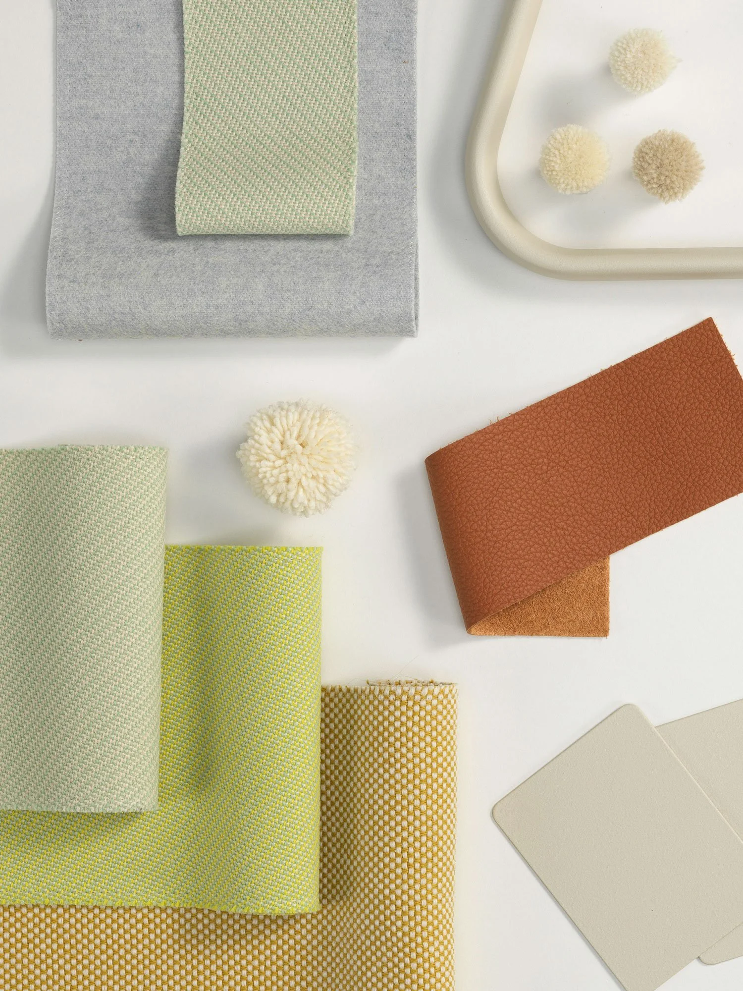 Die neuen Farbkollektionen lassen die klassischen Vitra-Möbel in einem frischen Look erscheinen. In einem Materialmoodboard werden die unterschiedlichen Farb- und Materialkombinationen präsentiert. Materialmuster für Alu Chair, kalk farbigem Fuss