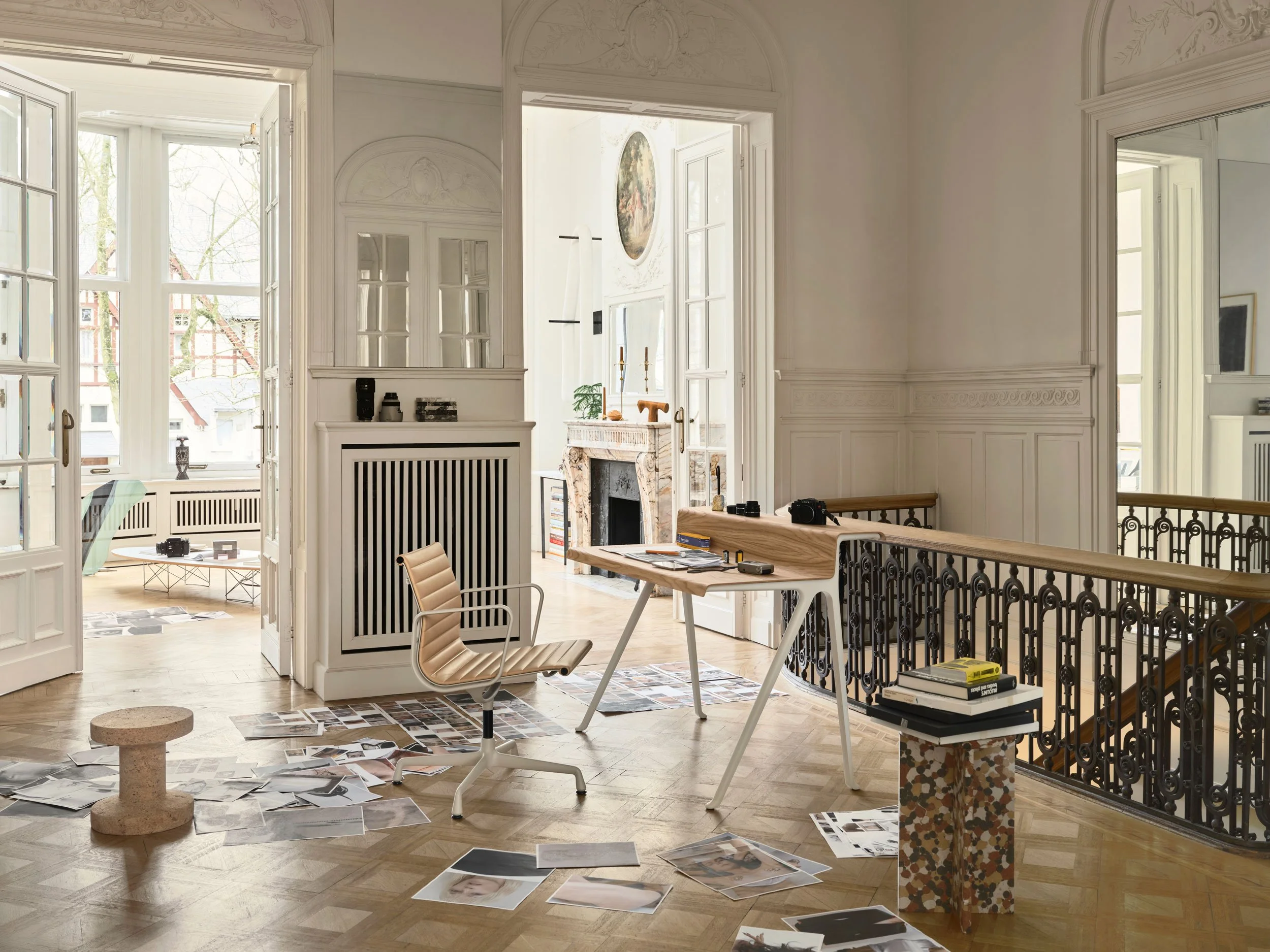 Home Stories for Winter 25 wurden beim Architekten David Van Severen und der Modefotografin Martina Bjorn fotografiert. Home Office Tisch mit Alu Chair mit Calk farbigem Fuss, Cork Hocker am Boden.
