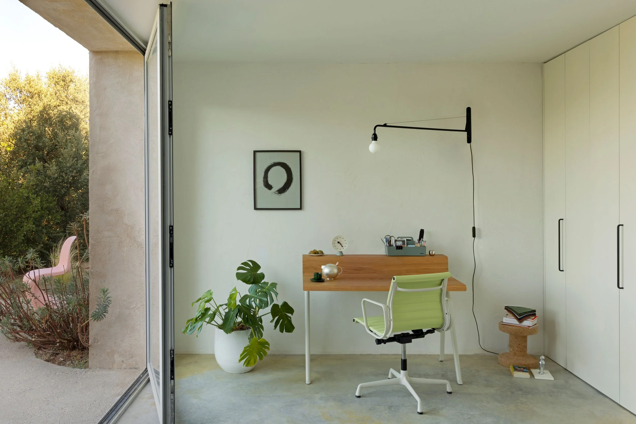 Home Office Szene. Courier mit Alu Chair in hellem grün mit Chalk Untergestell. Potence Leuchte über Tisch und Cork Hocker und Pflanze in Ecke