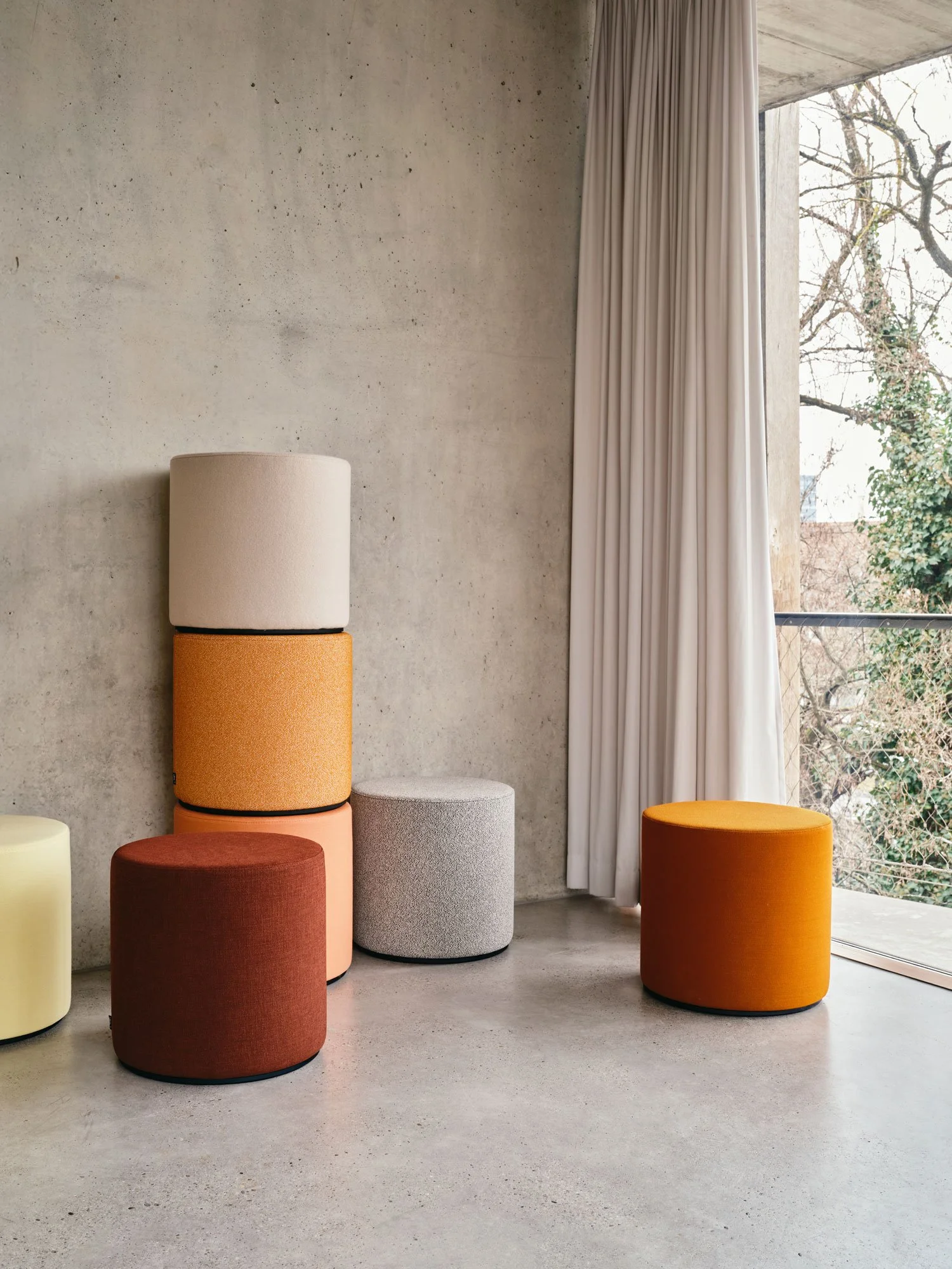 Jugendherberge Basel, Visiona Stools in verschiedenen Farben, gestapelt