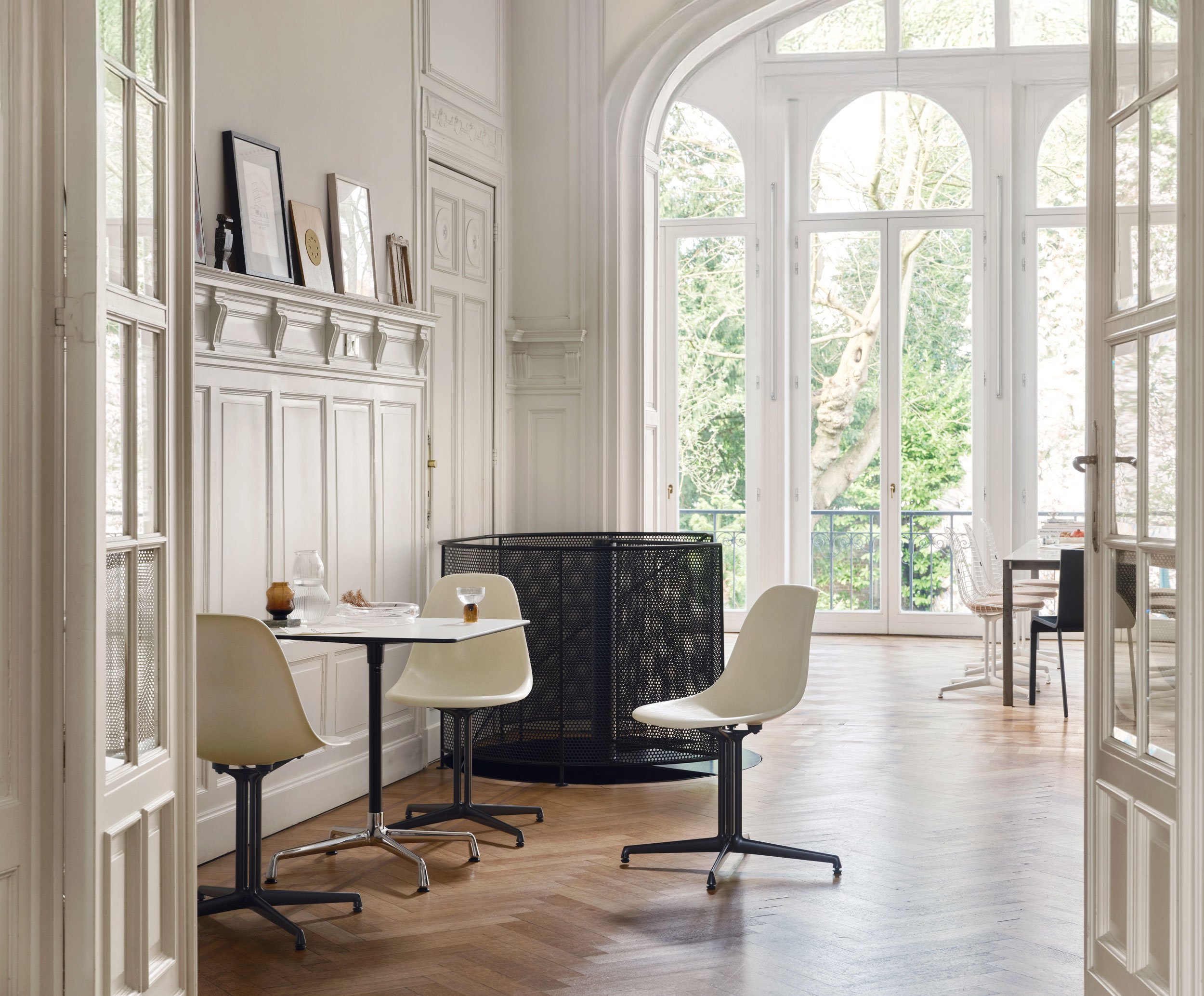 Home Stories for Winter 25 wurden beim Architekten David Van Severen und der Modefotografin Martina Bjorn fotografiert. weisse Eames Plastic Chairs mit La Fonda Fuss an Küchentisch. 