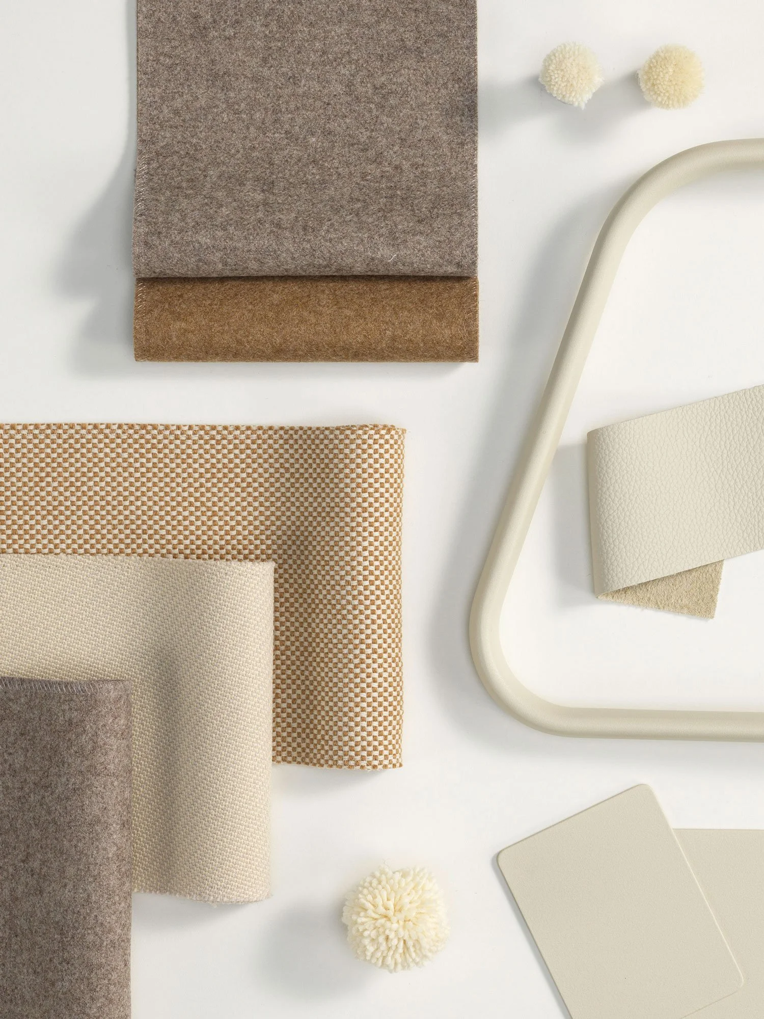 Die neuen Farbkollektionen lassen die klassischen Vitra-Möbel in einem frischen Look erscheinen. In einem Materialmoodboard werden die unterschiedlichen Farb- und Materialkombinationen präsentiert. Materialmuster für Alu Chair, kalk farbigem Fuss