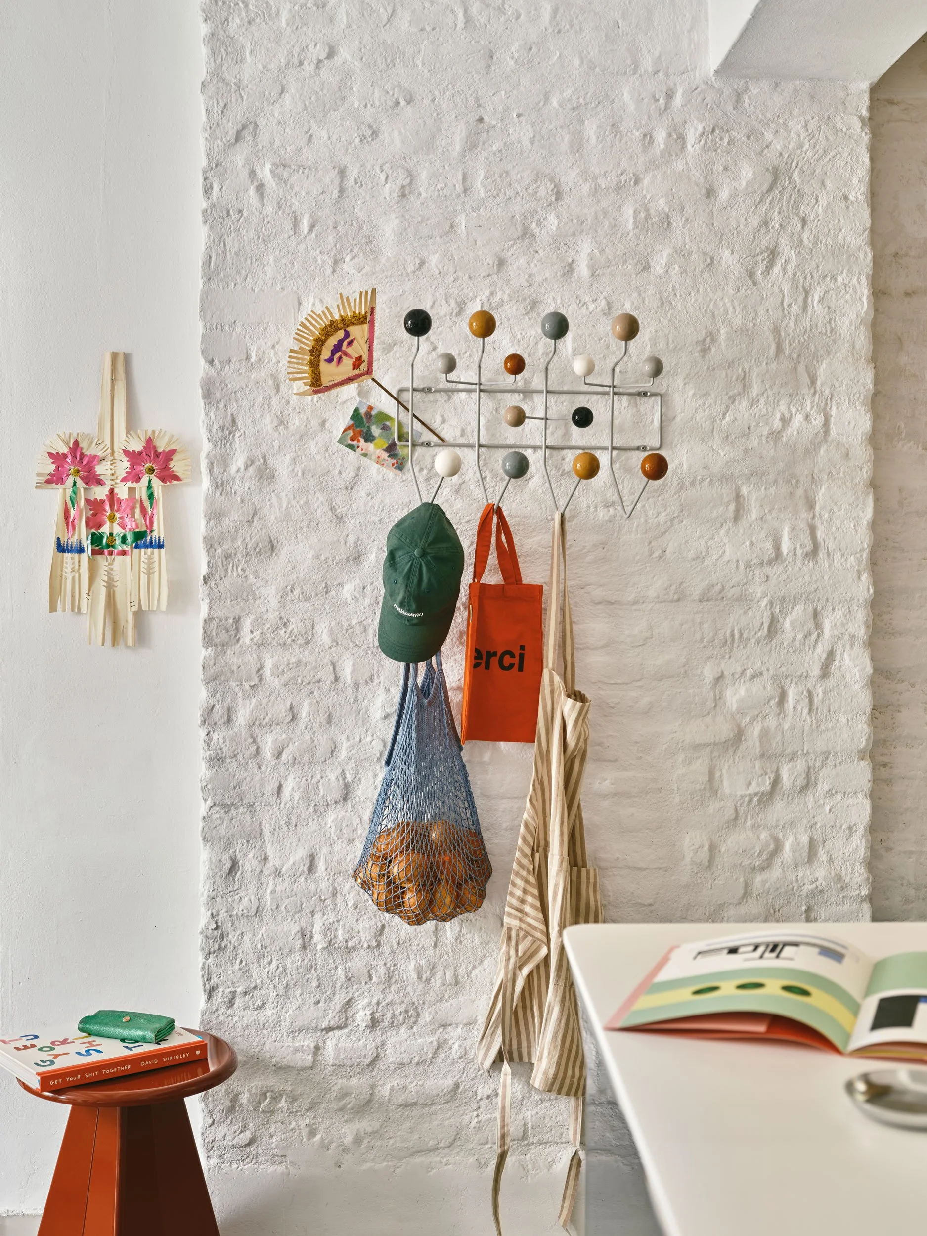 Der Künstler Lukas Cober und die Ärztin Vera Köller wohnen in Maastricht in einem ehemaligen Bergarbeiterhaus. Hang it all an Wand mit Bordeaux Prouvé Hocker