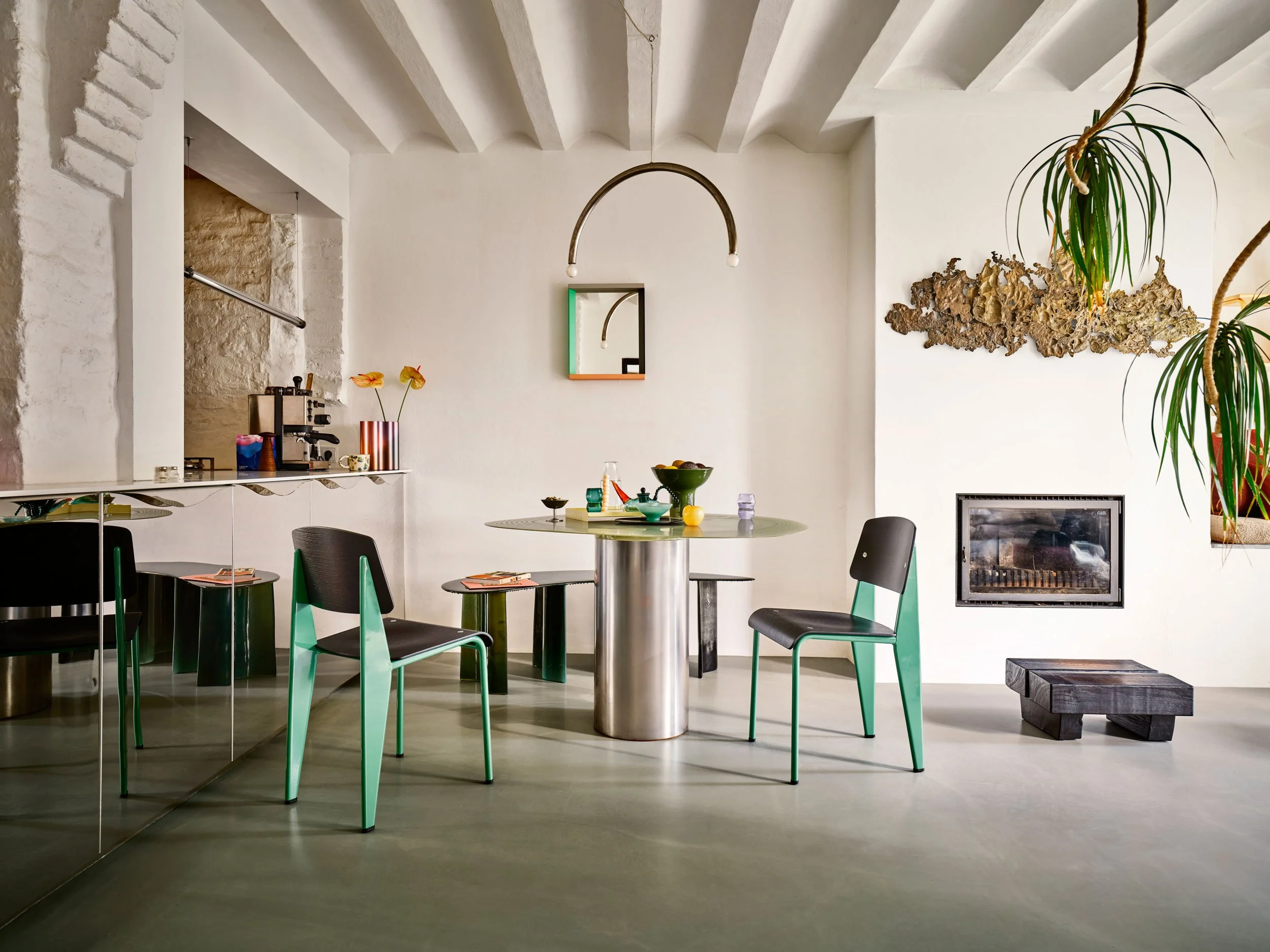 Der Künstler Lukas Cober und die Ärztin Vera Köller wohnen in Maastricht in einem ehemaligen Bergarbeiterhaus. Standard Stuhl mit Mynt Fuss an Metall Tisch