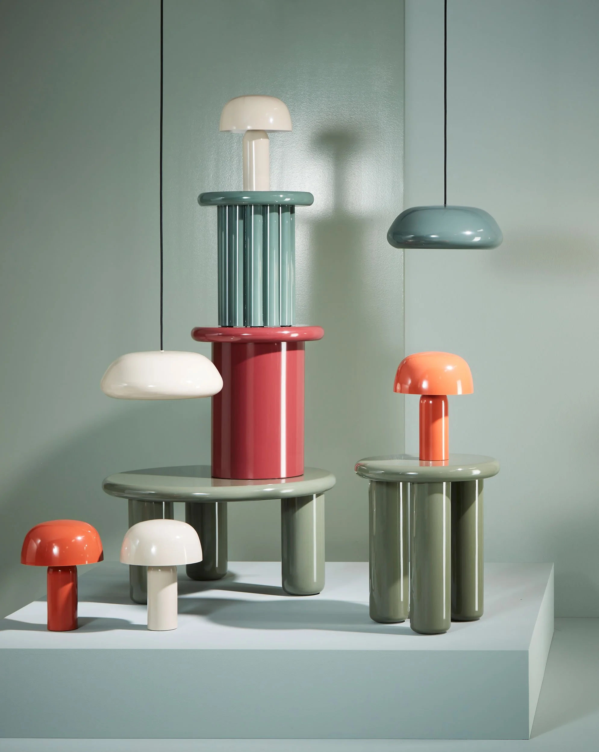 Die jeweiligen Trendthemen wurden in einer abstrakten Darstellung auf einem Podium präsentiert, gestapelt, gehängt. Ein passender Hintergrund in Farbe oder Material reagierte auf das jeweilige Produkt.
Thema Hochglanz