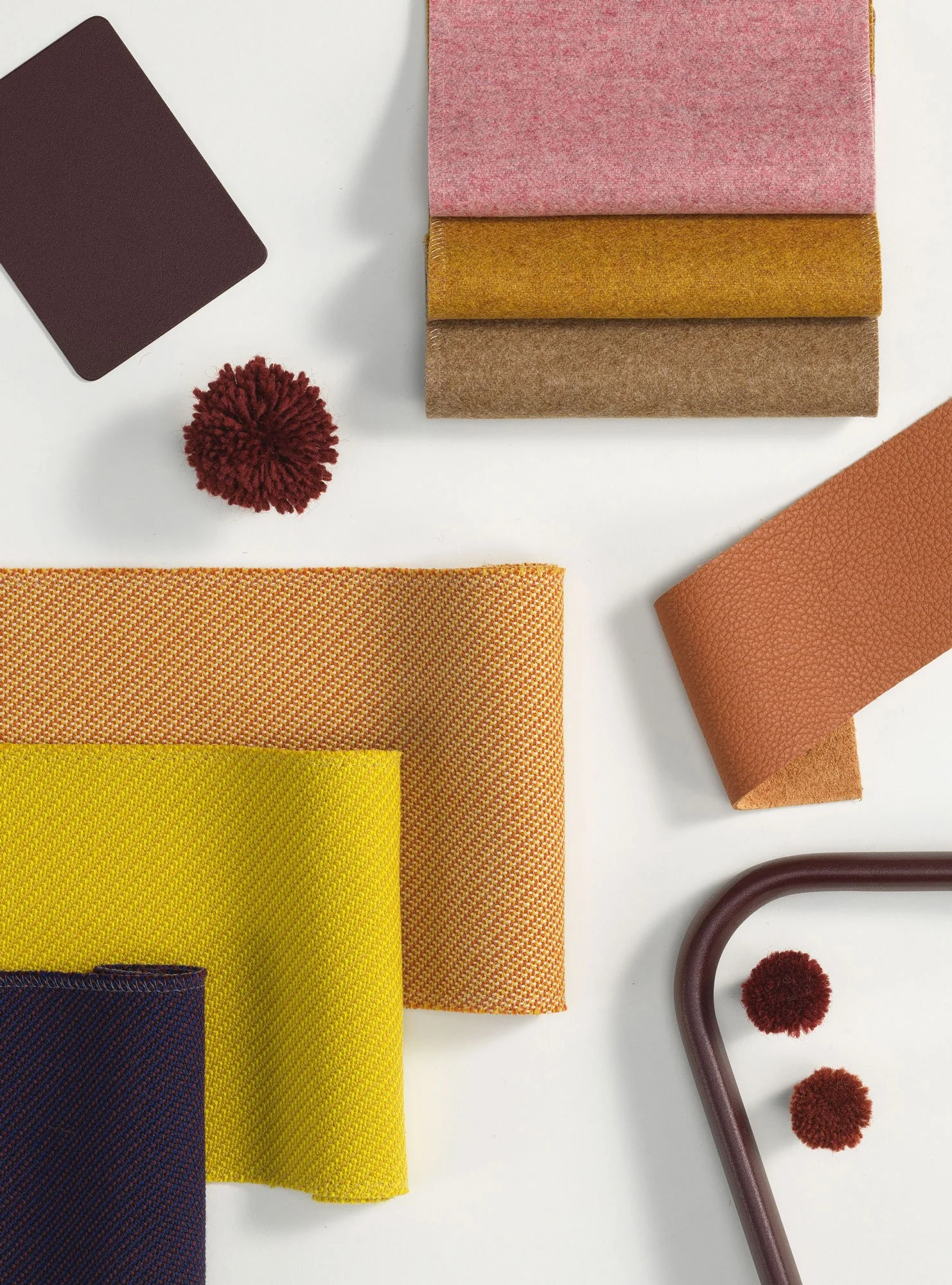 Die neuen Farbkollektionen lassen die klassischen Vitra-Möbel in einem frischen Look erscheinen. In einem Materialmoodboard werden die unterschiedlichen Farb- und Materialkombinationen präsentiert. Materialmuster für Alu Chair, Bordeaux Fuss