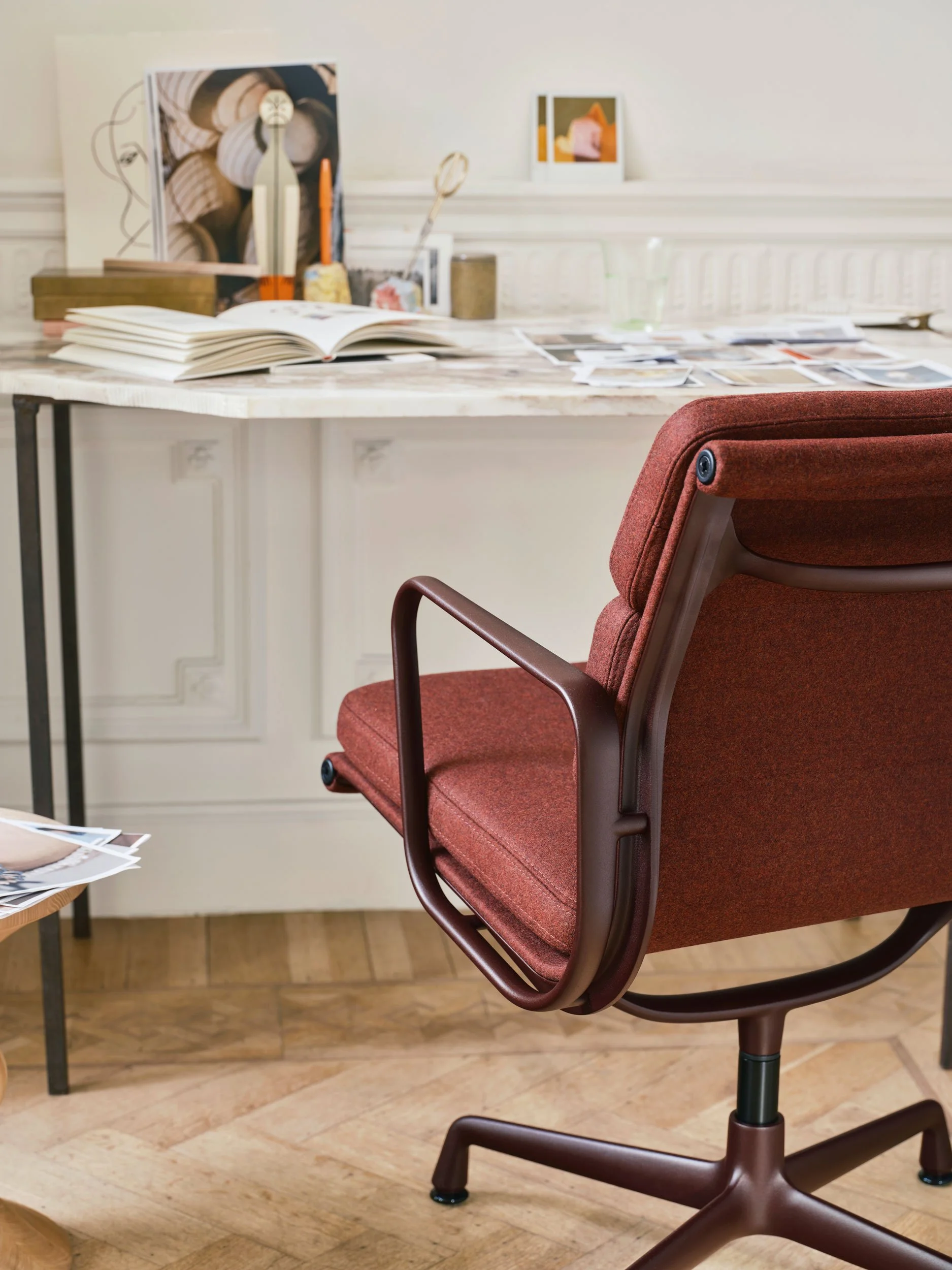 Home Stories for Winter 25 wurden beim Architekten David Van Severen und der Modefotografin Martina Bjorn fotografiert. Alu Chair in Stoff mit Bordeaux Fuss an Bürotisch