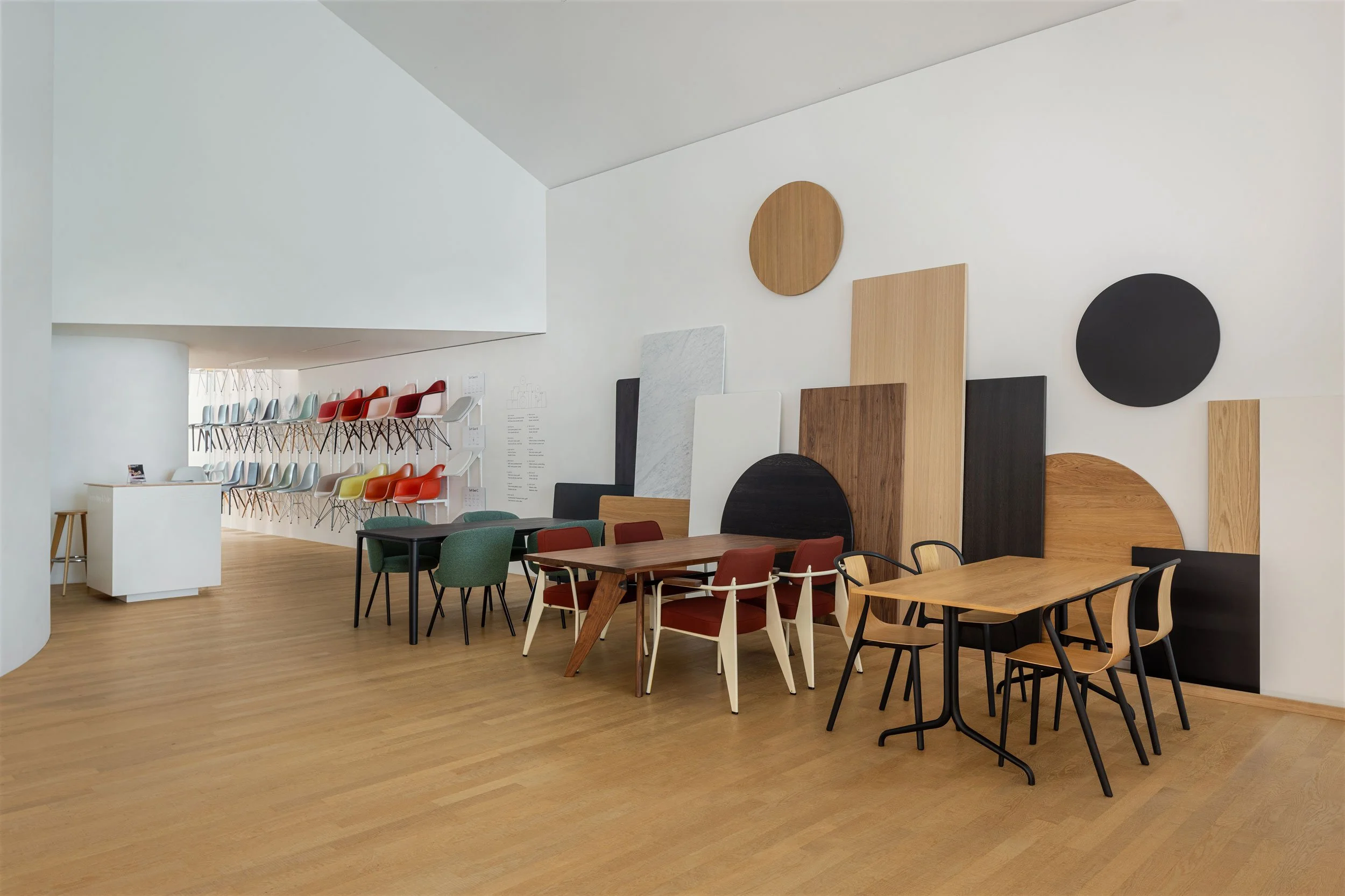 Material Collage mit Tischplatten im Vitra Haus