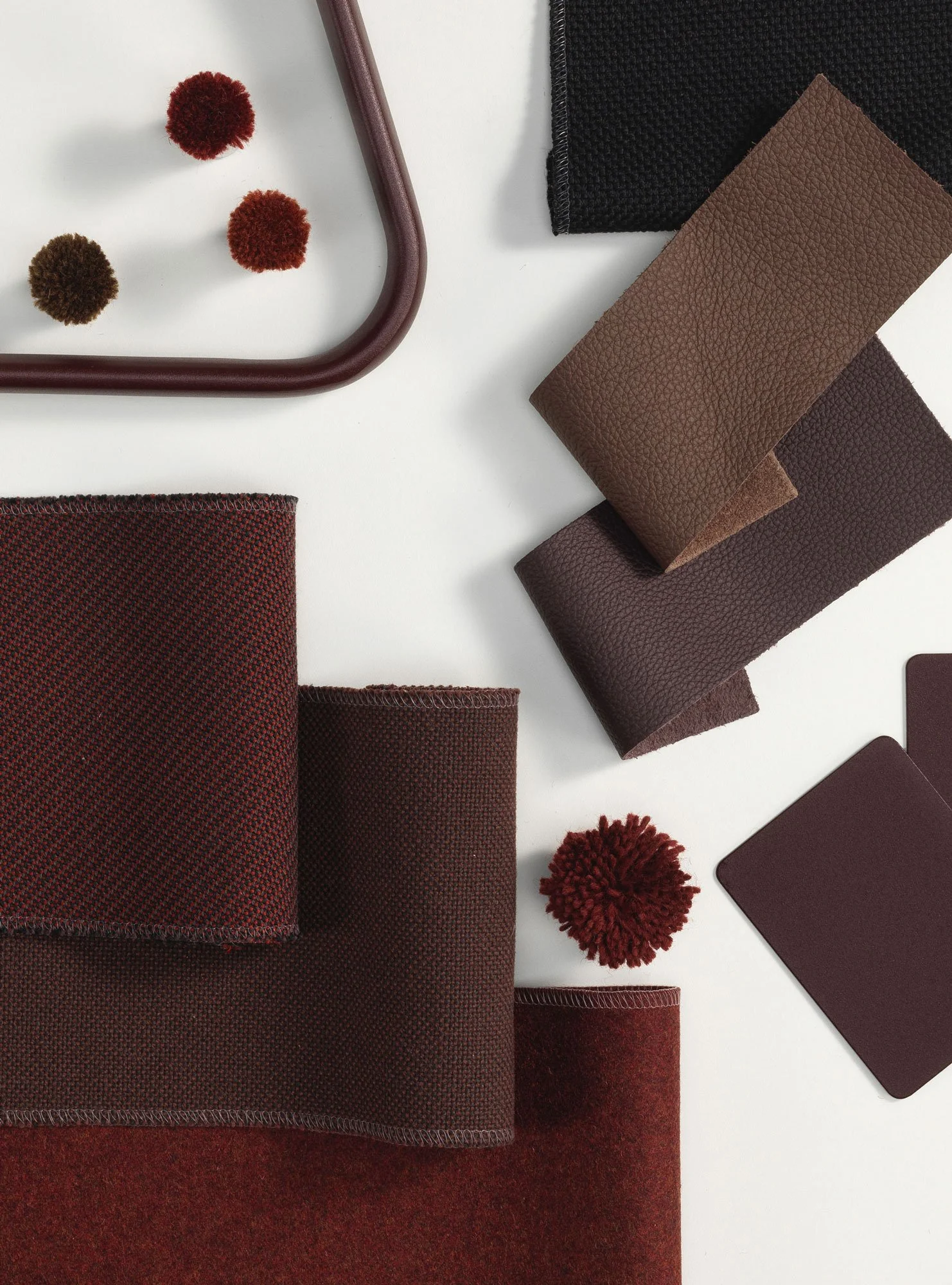 Die neuen Farbkollektionen lassen die klassischen Vitra-Möbel in einem frischen Look erscheinen. In einem Materialmoodboard werden die unterschiedlichen Farb- und Materialkombinationen präsentiert. Materialmuster für Alu Chair, Bordeaux Fuss