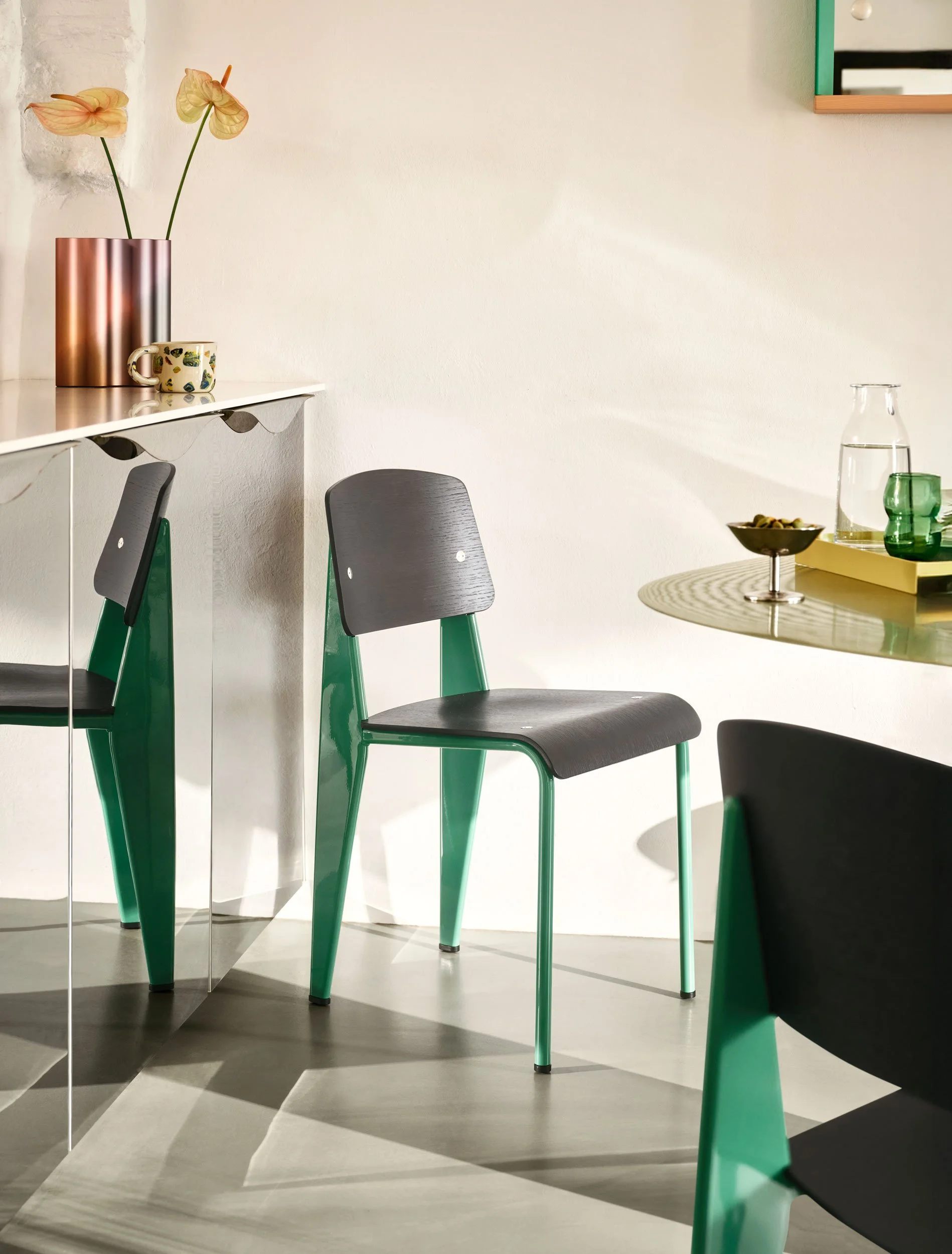 Der Künstler Lukas Cober und die Ärztin Vera Köller wohnen in Maastricht in einem ehemaligen Bergarbeiterhaus. Standard Stuhl mit Mynt Fuss an Metall Tisch