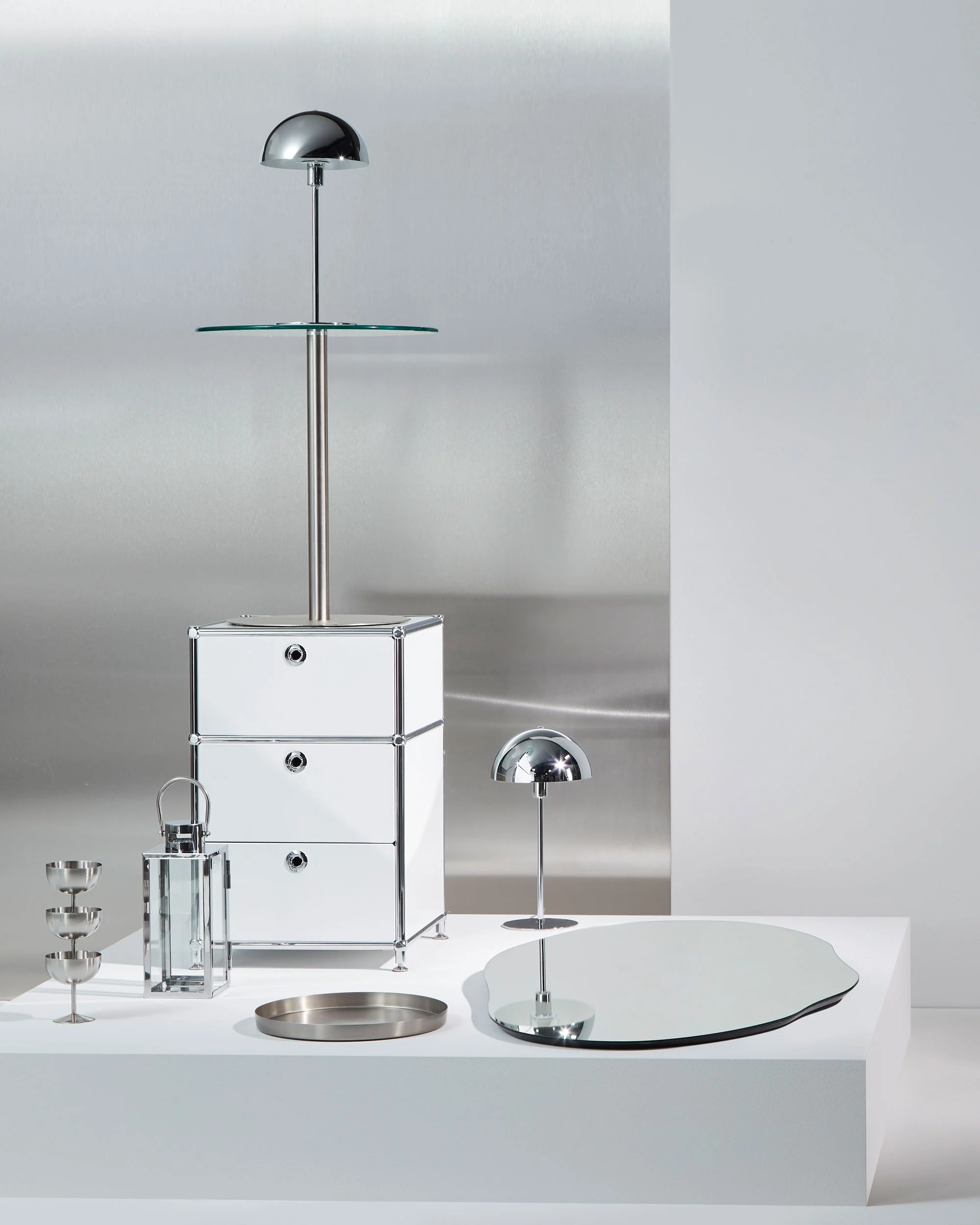 Die jeweiligen Trendthemen wurden in einer abstrakten Darstellung auf einem Podium präsentiert, gestapelt, gehängt. Ein passender Hintergrund in Farbe oder Material reagierte auf das jeweilige Produkt. Thema Silber: silberne Produkte