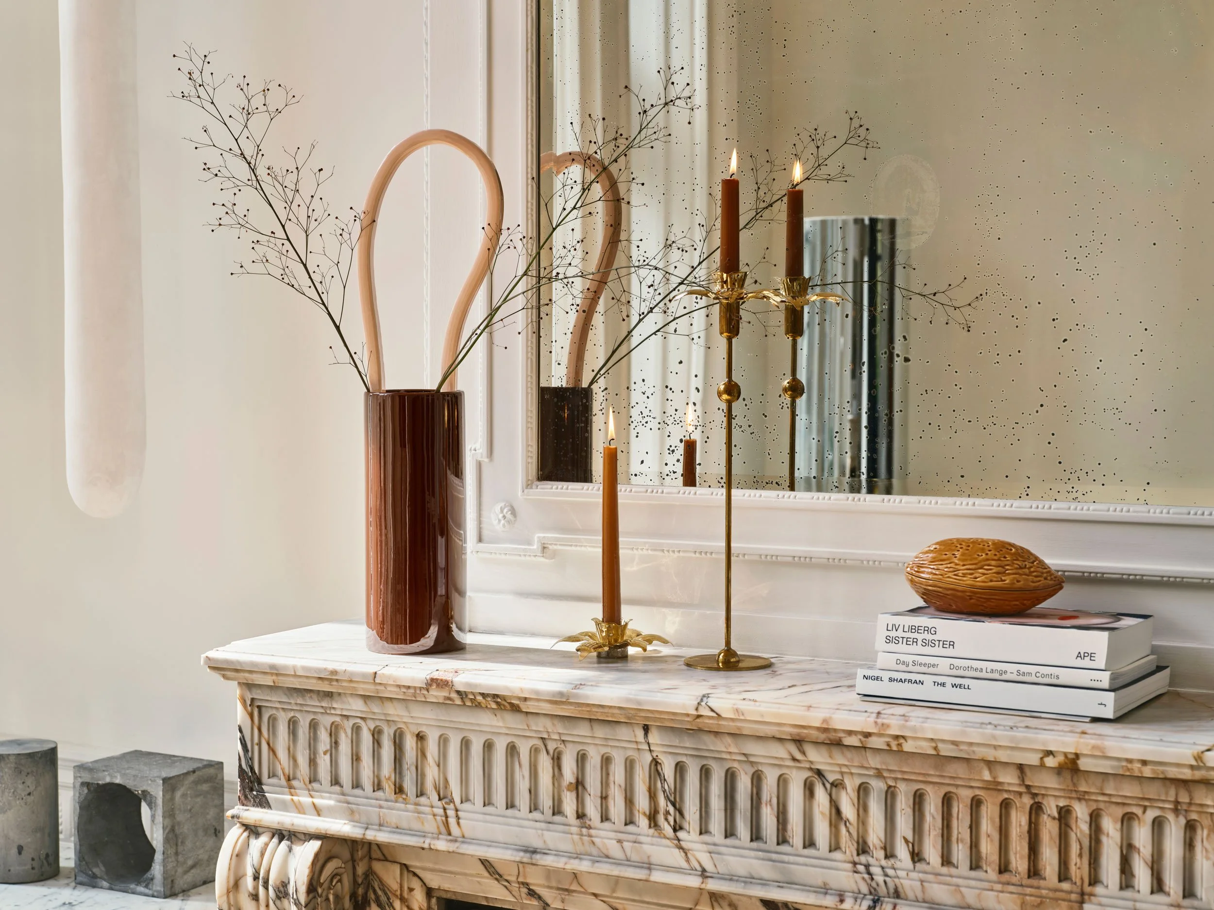 Home Stories for Winter 25 wurden beim Architekten David Van Severen und der Modefotografin Martina Bjorn fotografiert. Cheminée mit Bouroullec Vase, Kerzenständer und Bücher und Keramik Nuss.